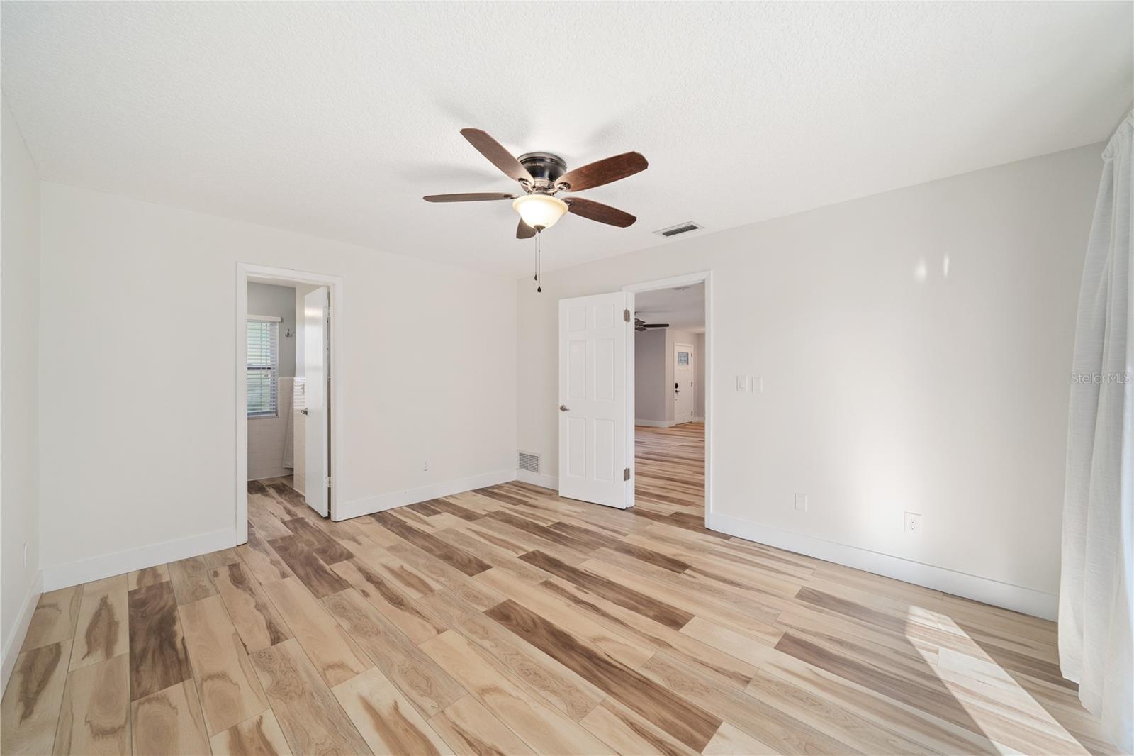 Image 20 of 35 For 824 Garrett Court