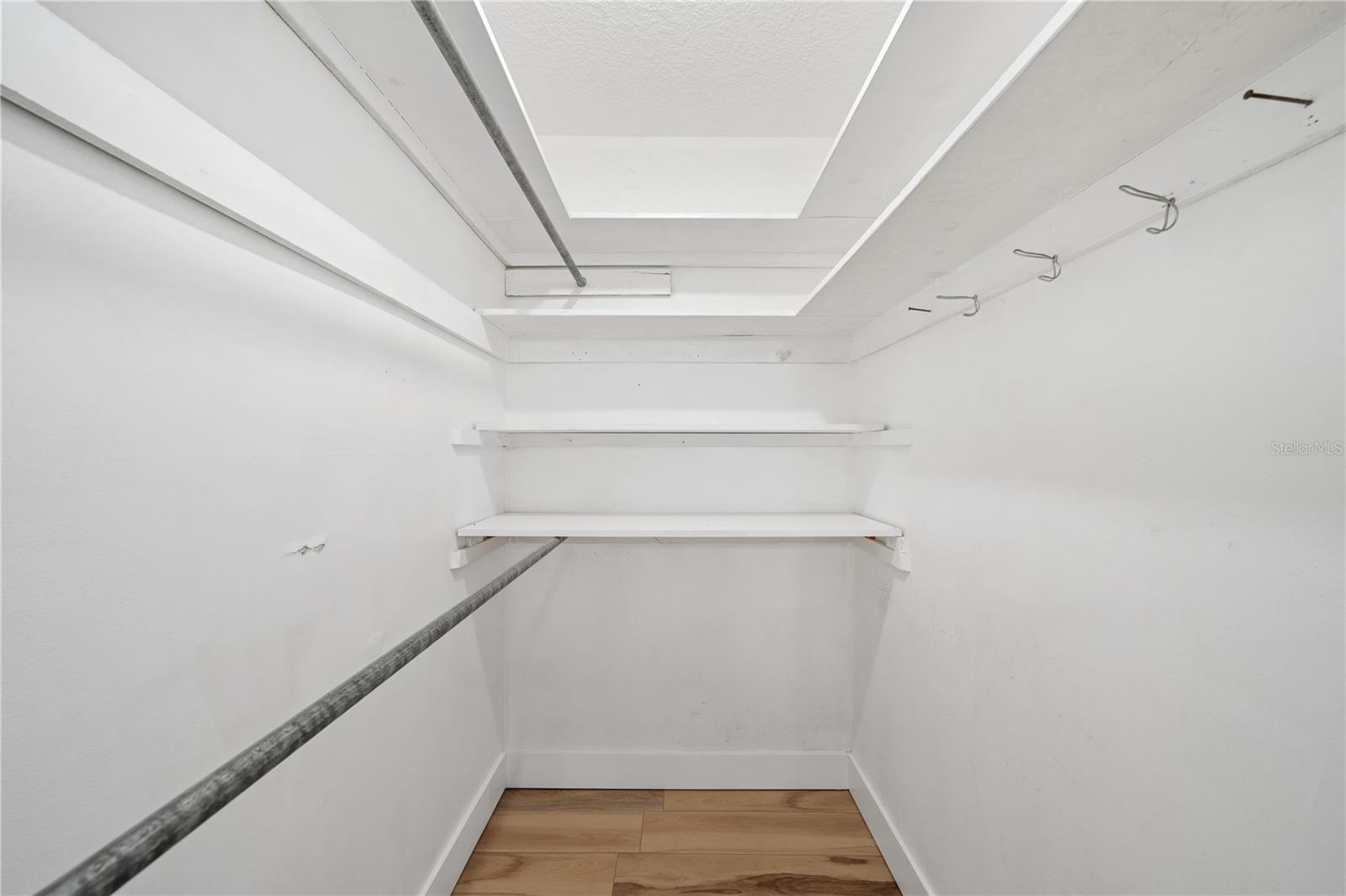 Image 21 of 35 For 824 Garrett Court