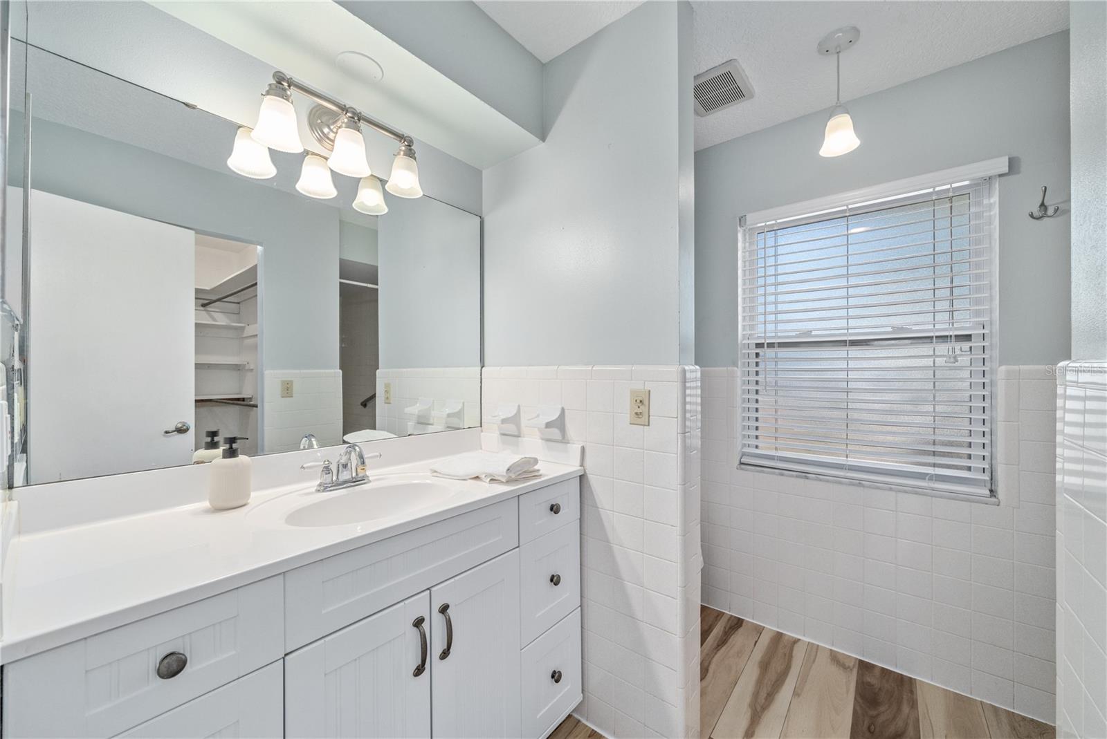 Image 22 of 35 For 824 Garrett Court