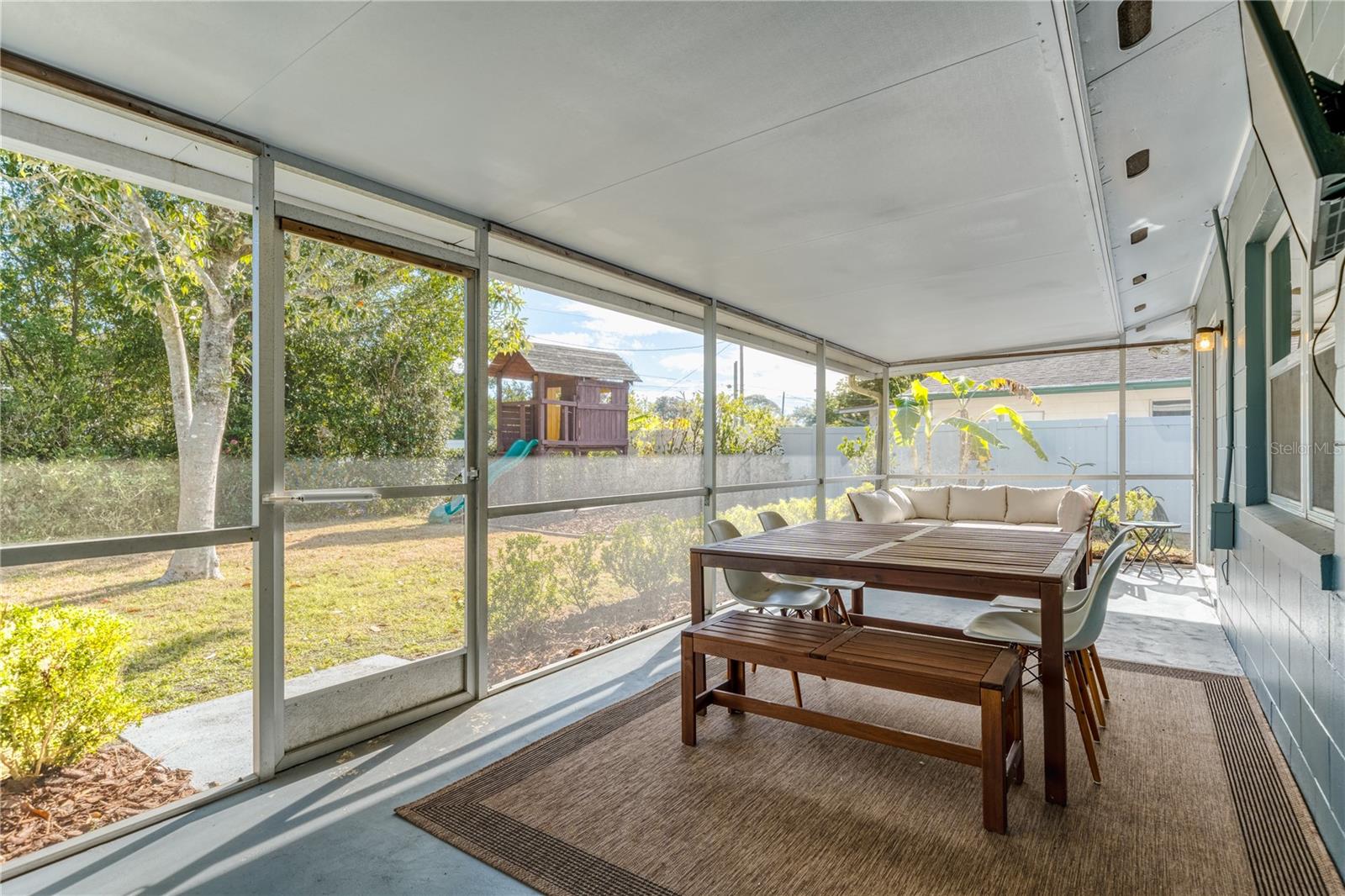 Image 23 of 35 For 824 Garrett Court