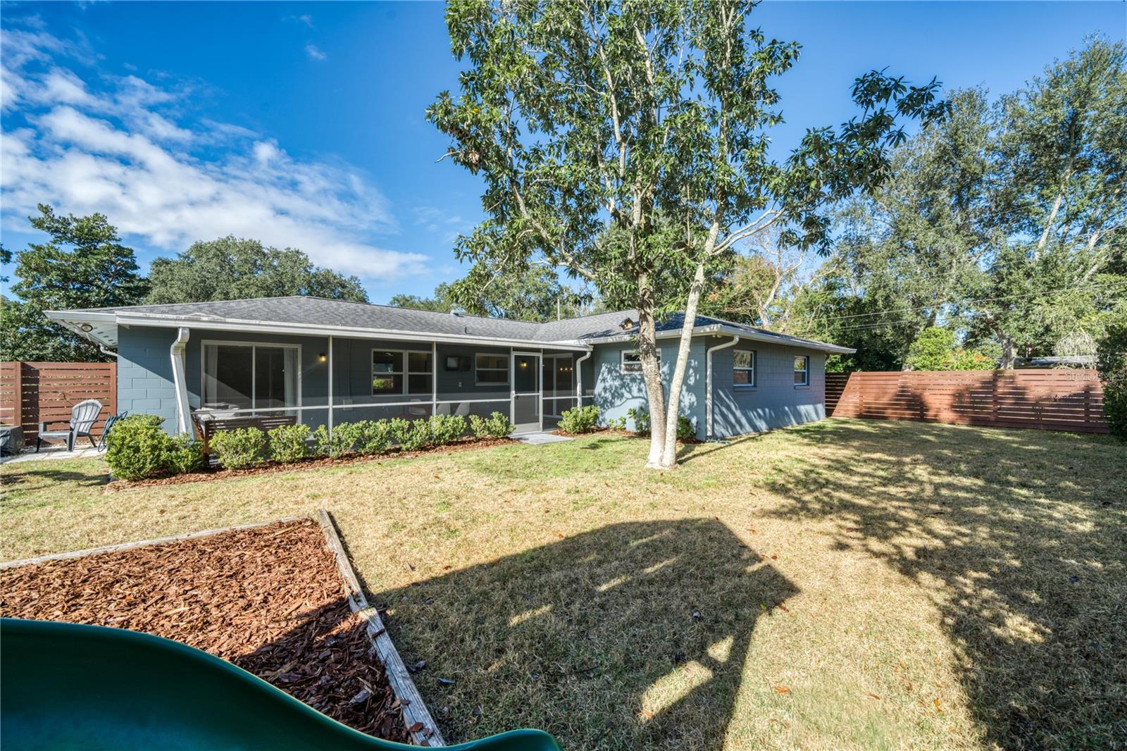 Image 27 of 35 For 824 Garrett Court