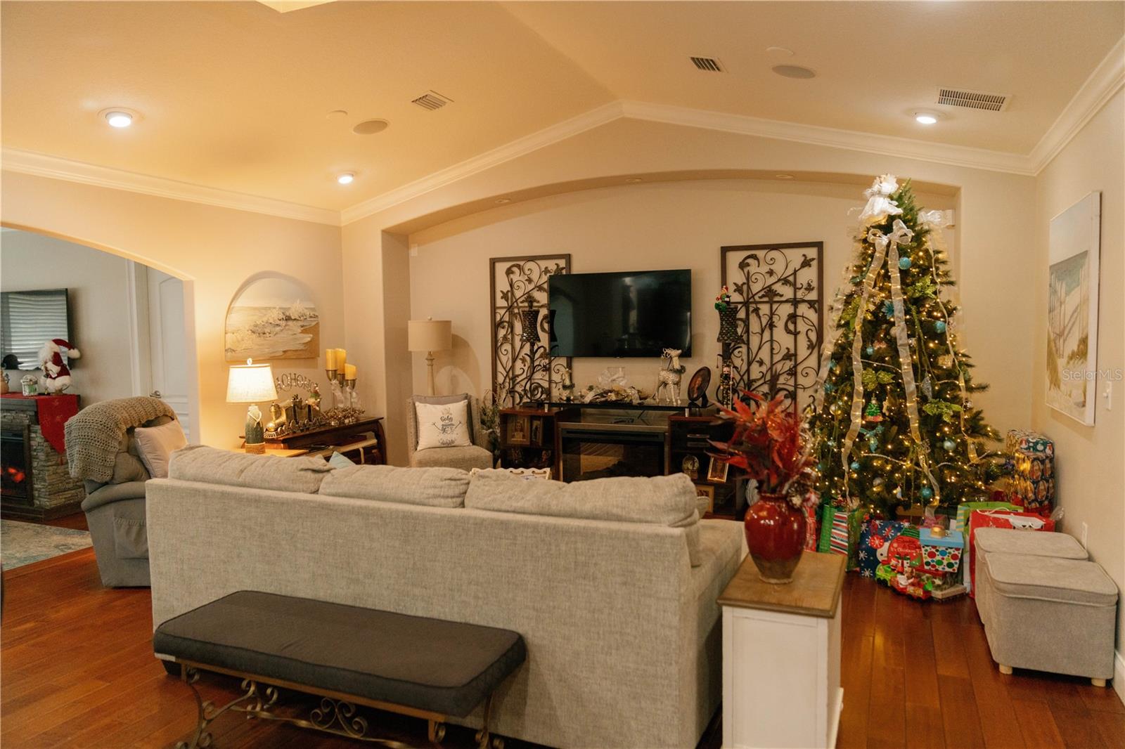 Image 18 of 39 For 537 Woodlawn Cemetery Road