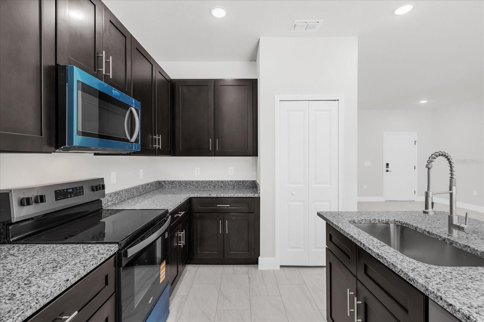 Listing photo id 10 for 1718 Manchester Drive