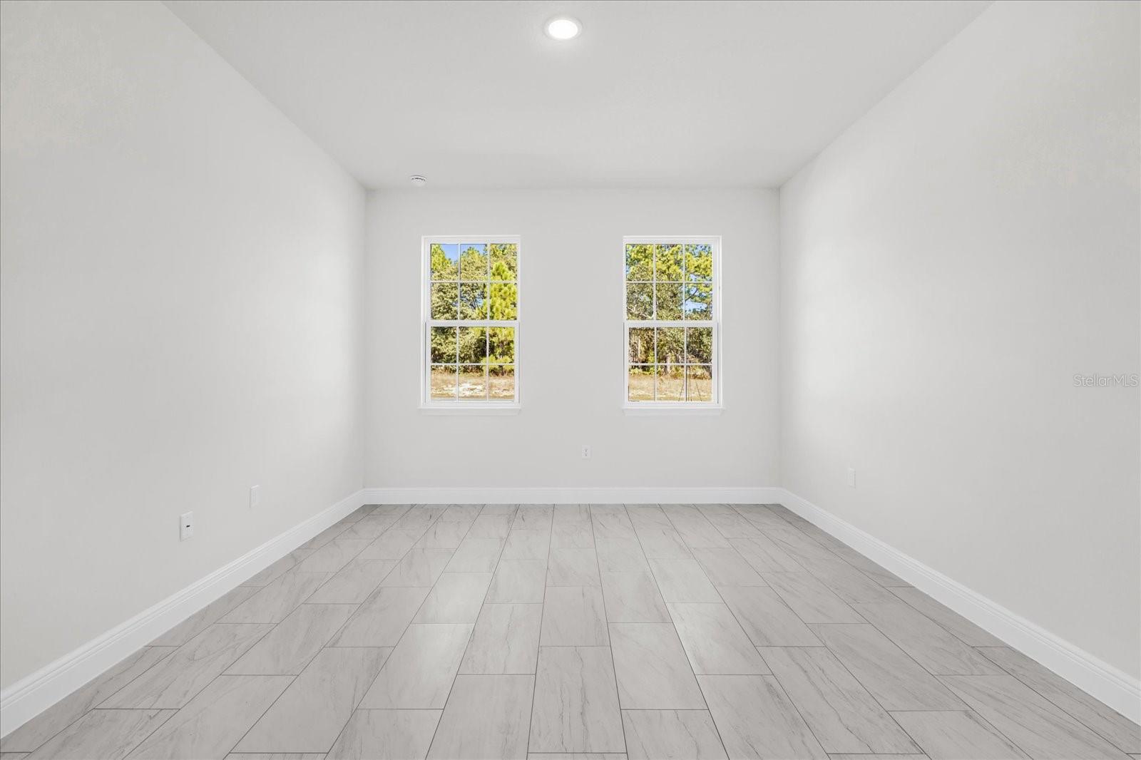 Listing photo id 14 for 1718 Manchester Drive