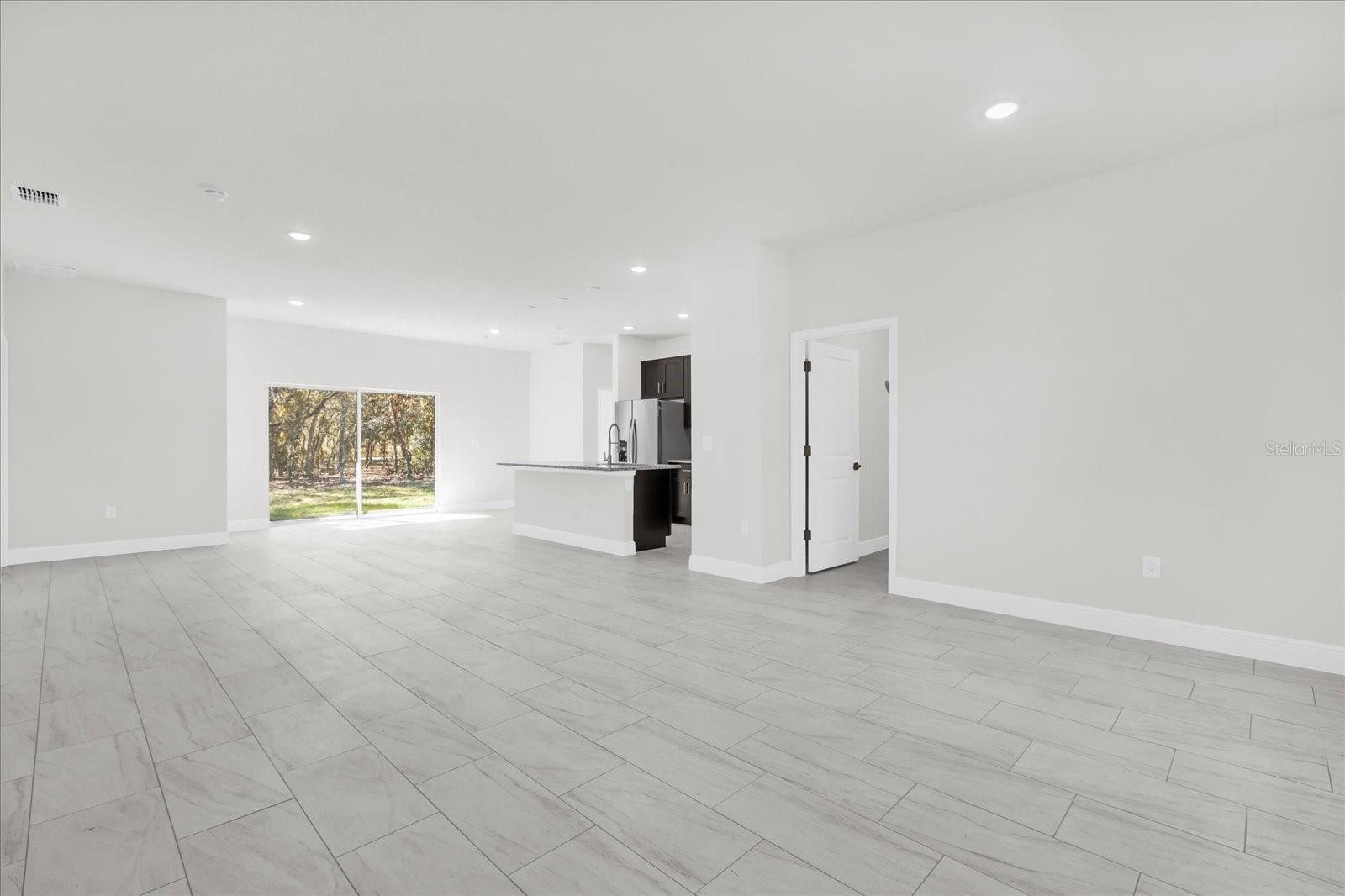 Listing photo id 2 for 1718 Manchester Drive