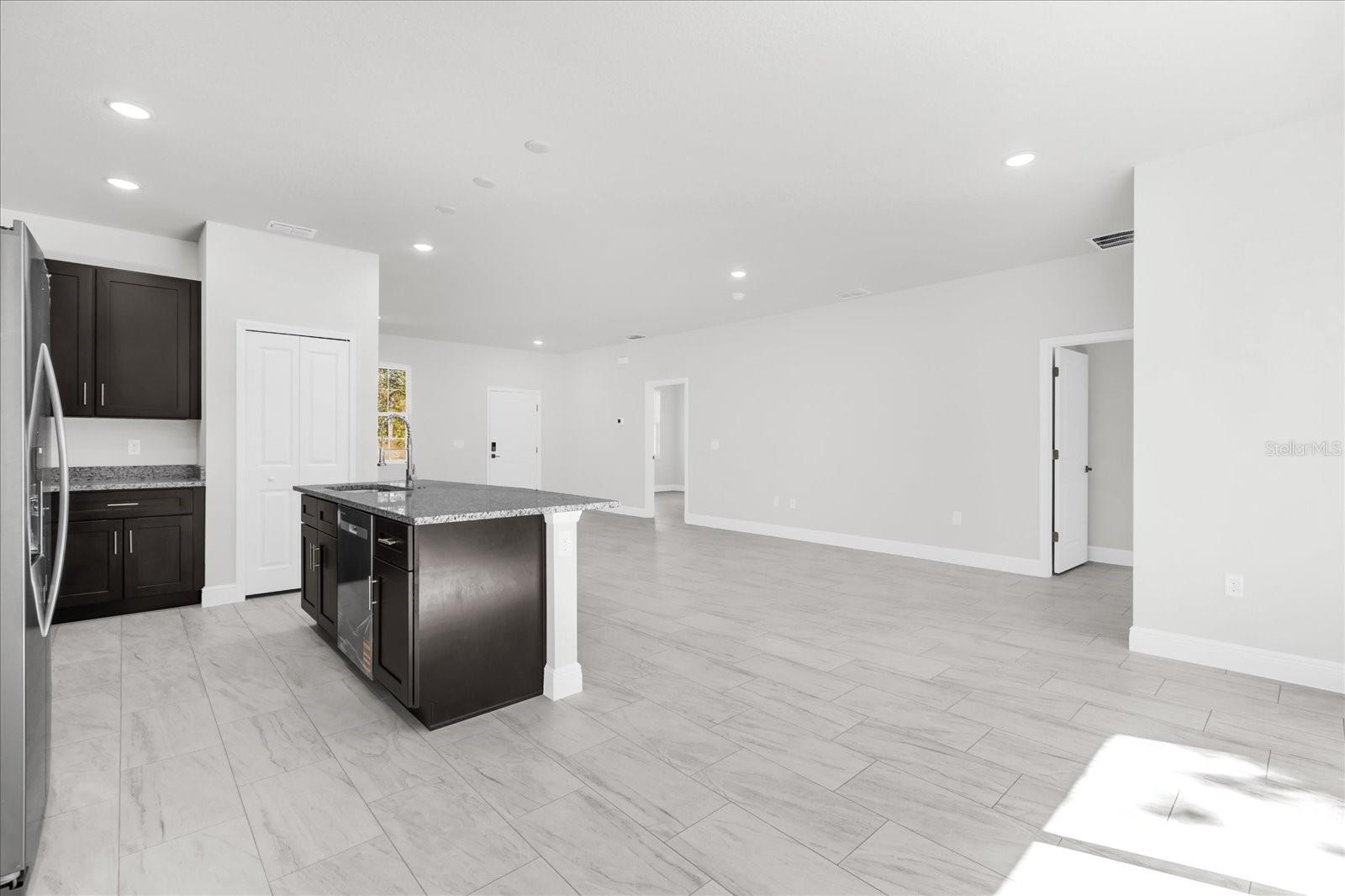 Listing photo id 5 for 1718 Manchester Drive