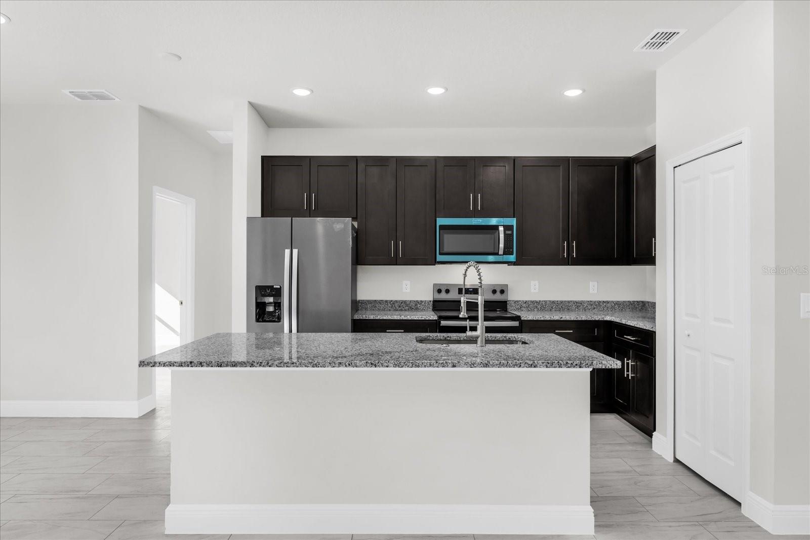 Listing photo id 7 for 1718 Manchester Drive