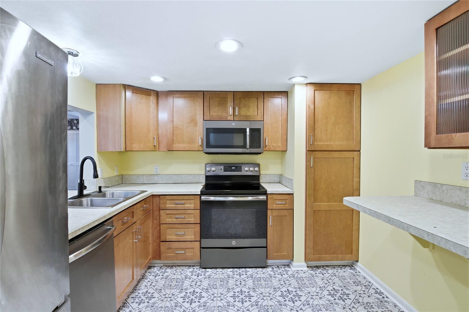 Image 11 of 41 For 551 Finchley Road 551