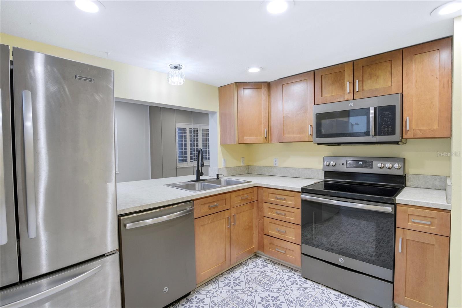 Image 12 of 41 For 551 Finchley Road 551