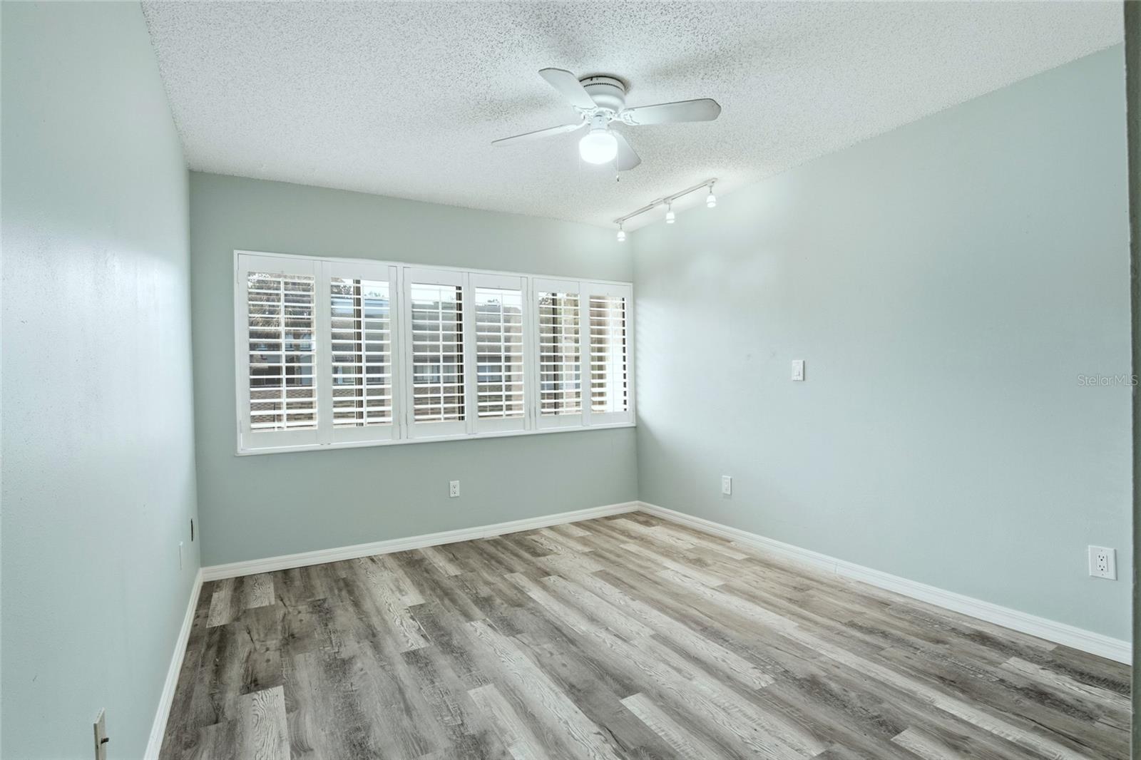 Image 15 of 41 For 551 Finchley Road 551