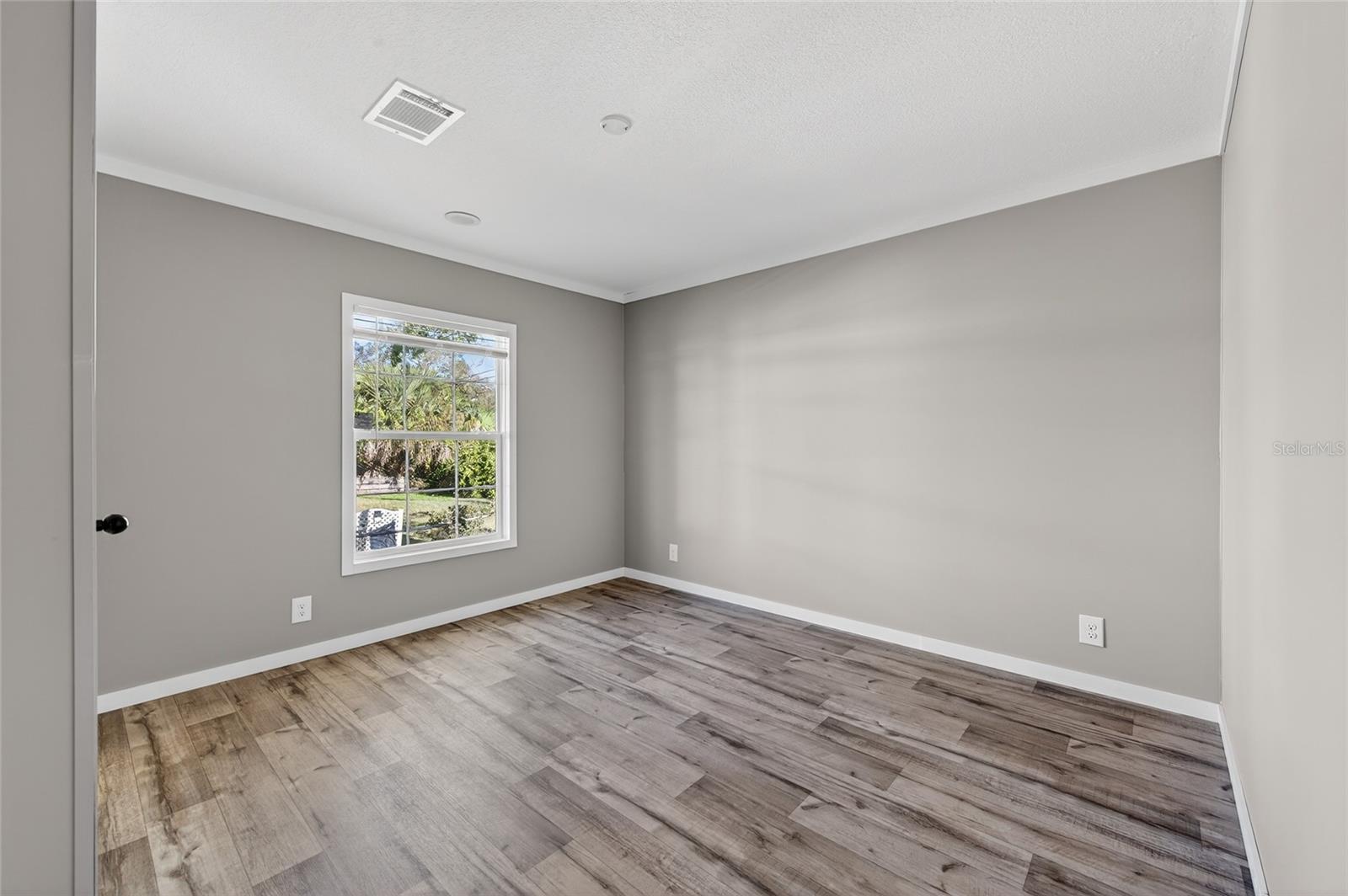 Image 21 of 31 For 1913 Woodcrest Drive