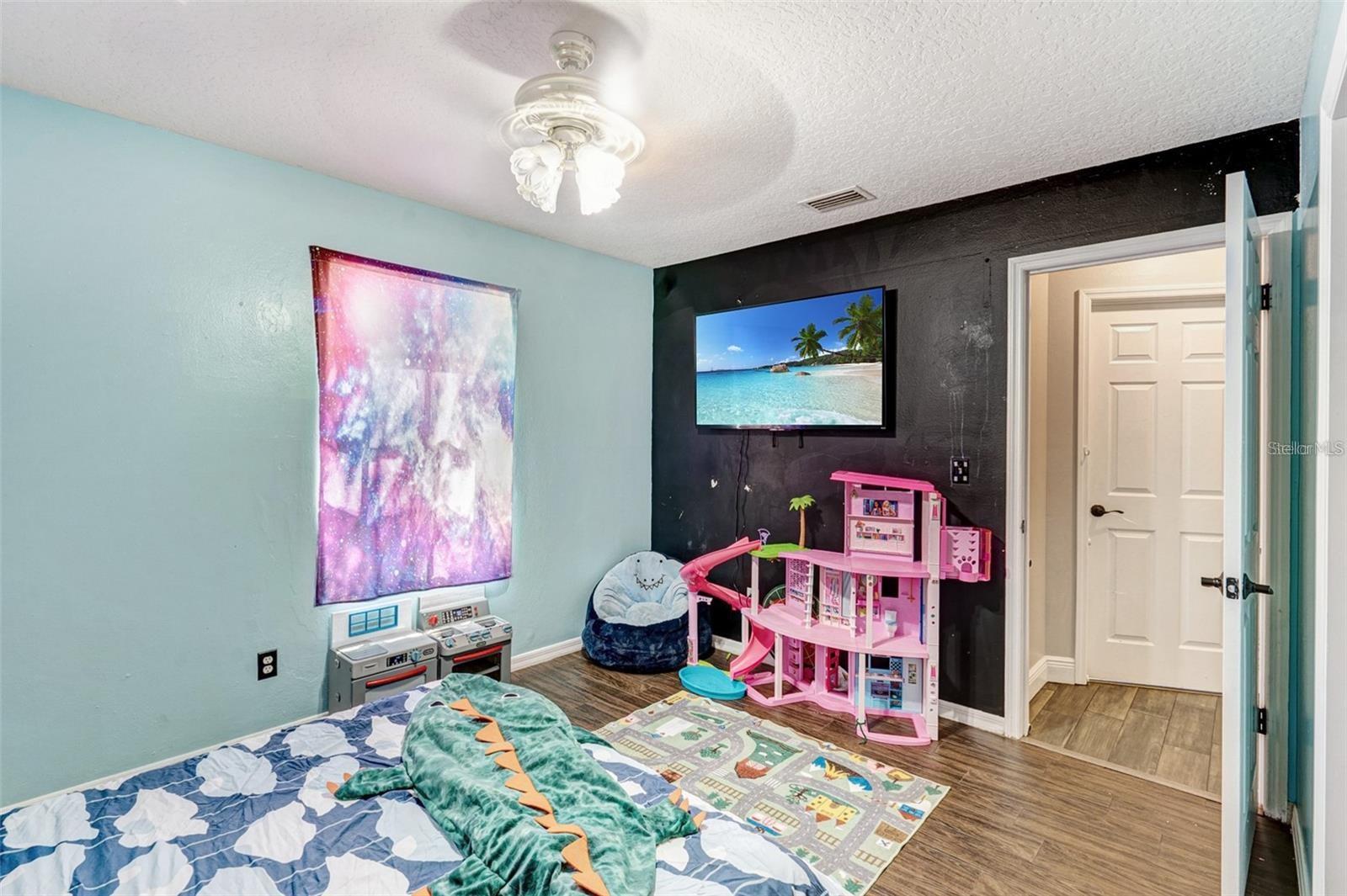 Image 22 of 32 For 17411 Hillside Drive