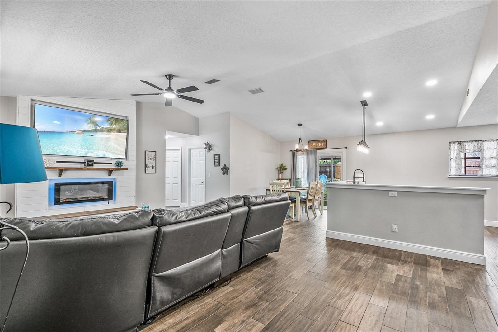 Image 5 of 32 For 17411 Hillside Drive