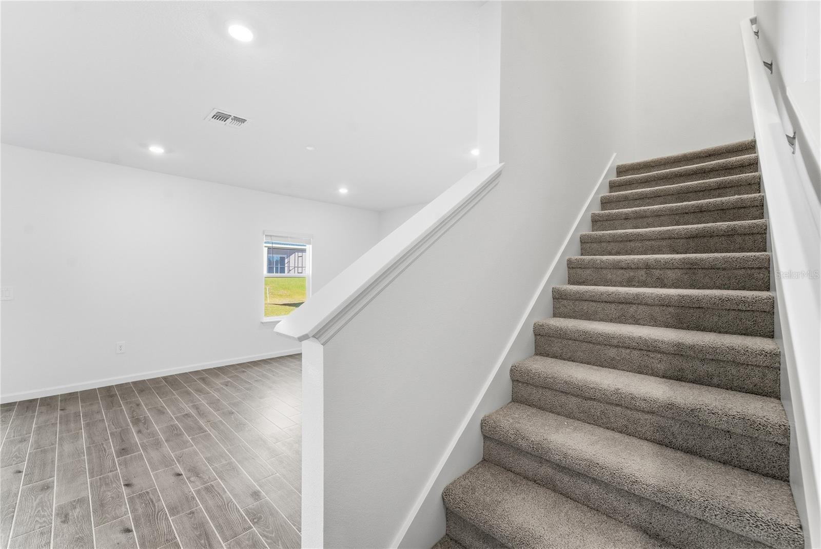 Image 18 of 39 For 6680 89th Loop