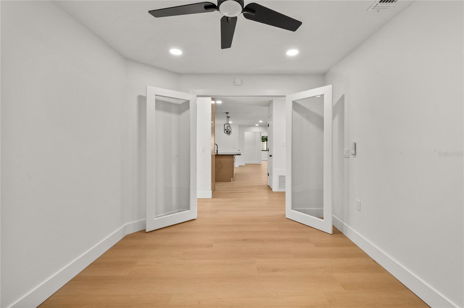 Image 32 of 73 For 705 Boysenberry Court