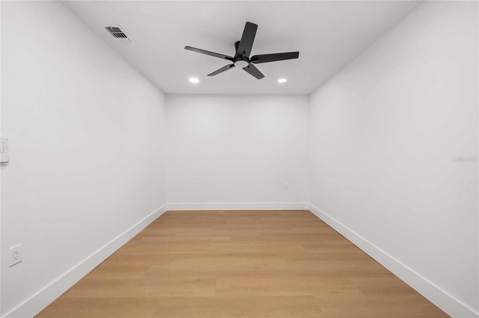 Image 33 of 73 For 705 Boysenberry Court