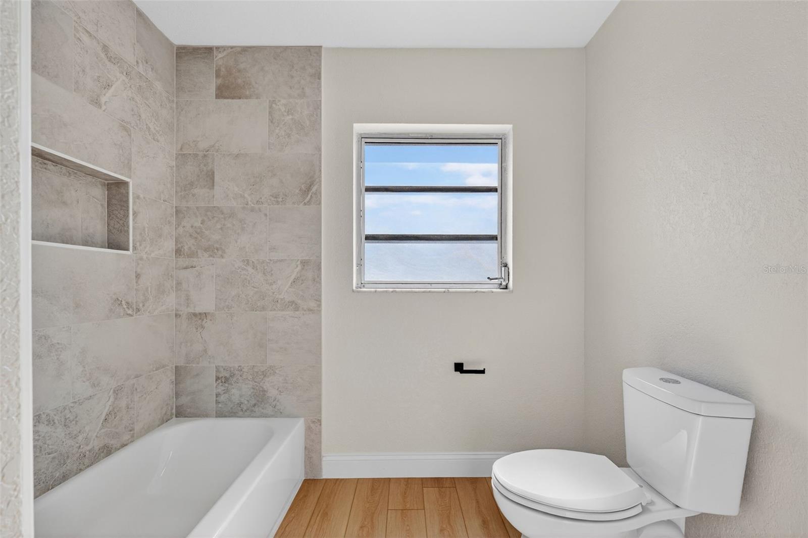 Image 18 of 22 For 5008 Cluster Avenue