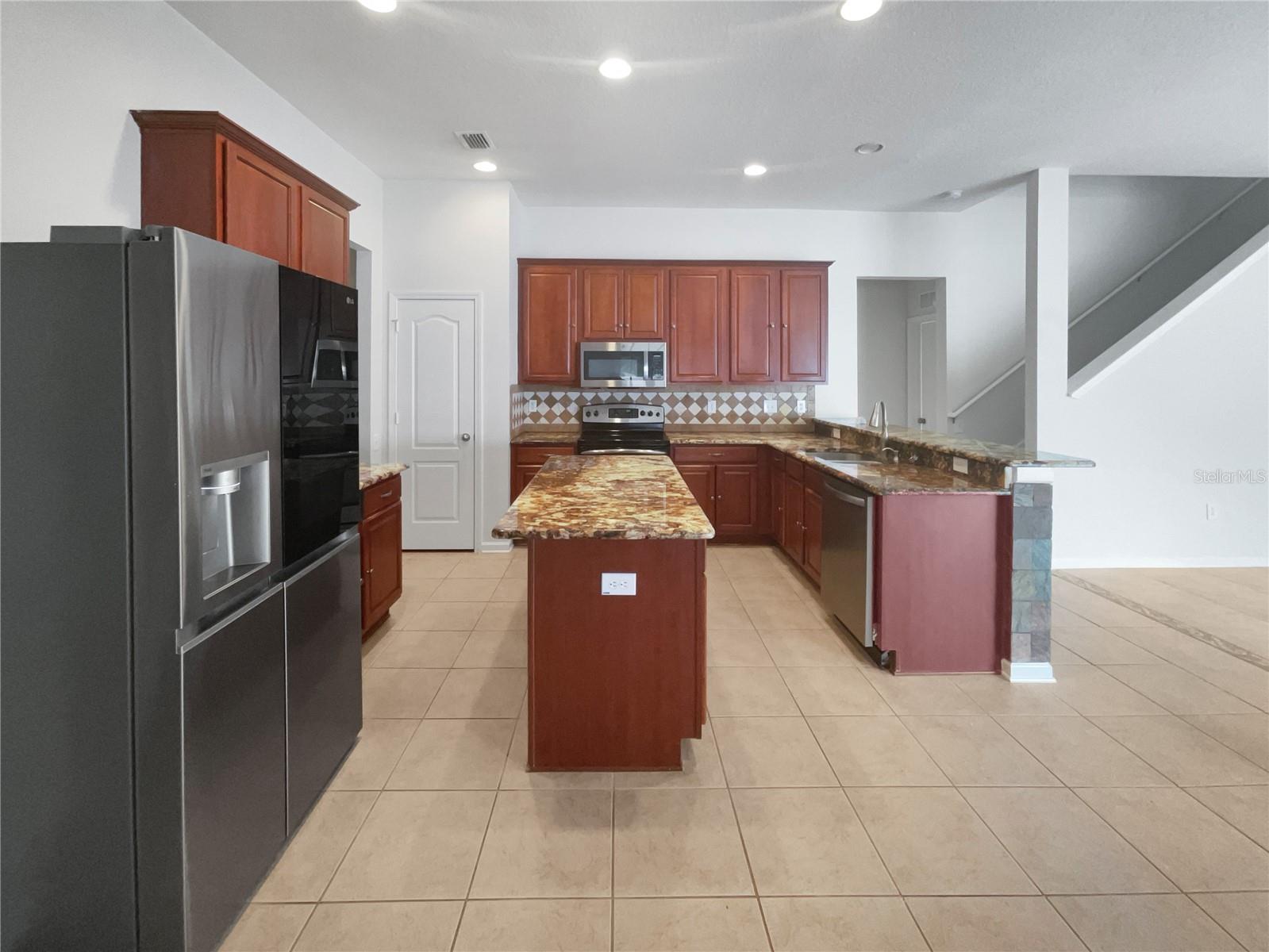 Listing photo id 8 for 2046 Heartland Circle