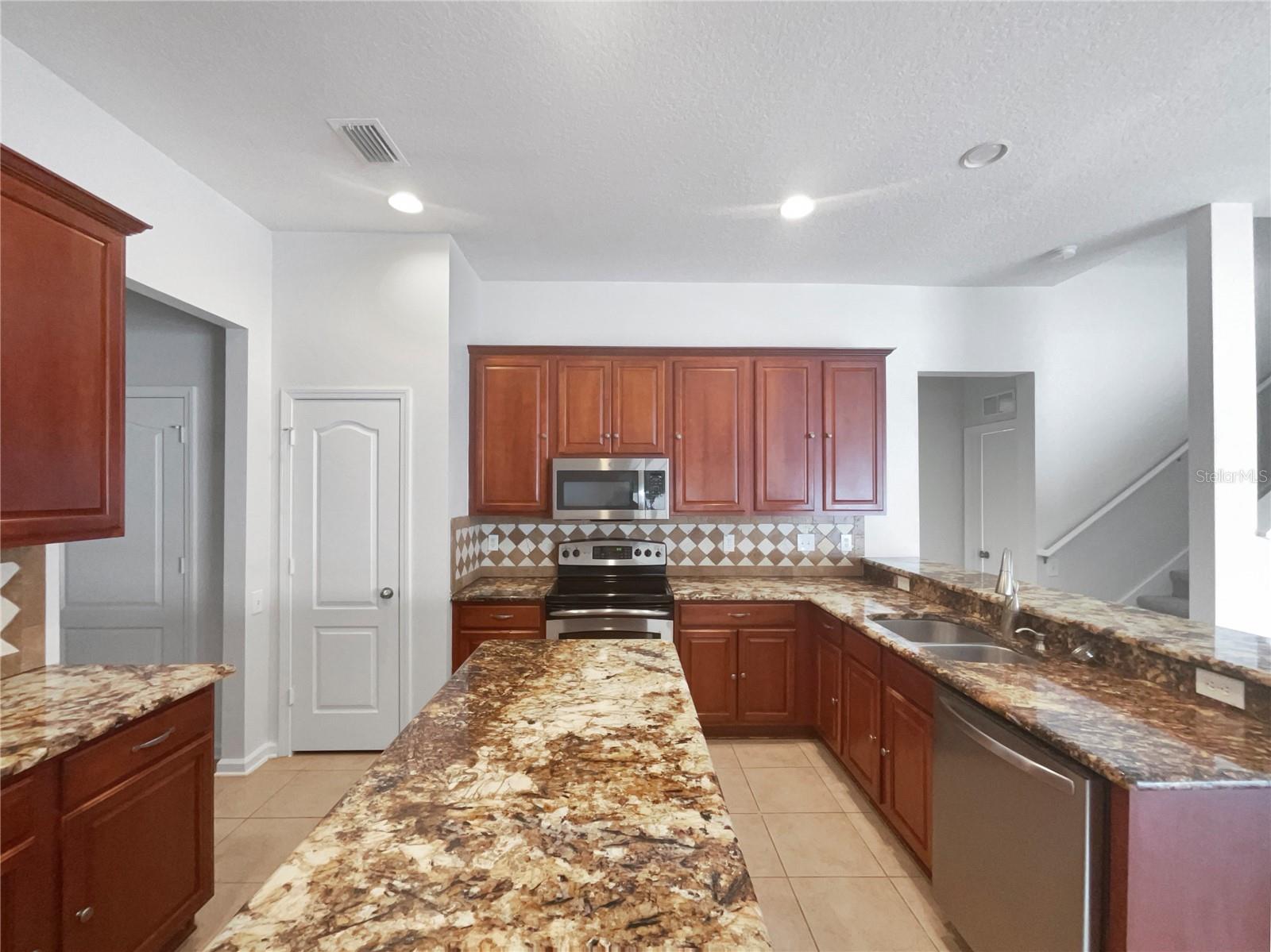 Listing photo id 9 for 2046 Heartland Circle