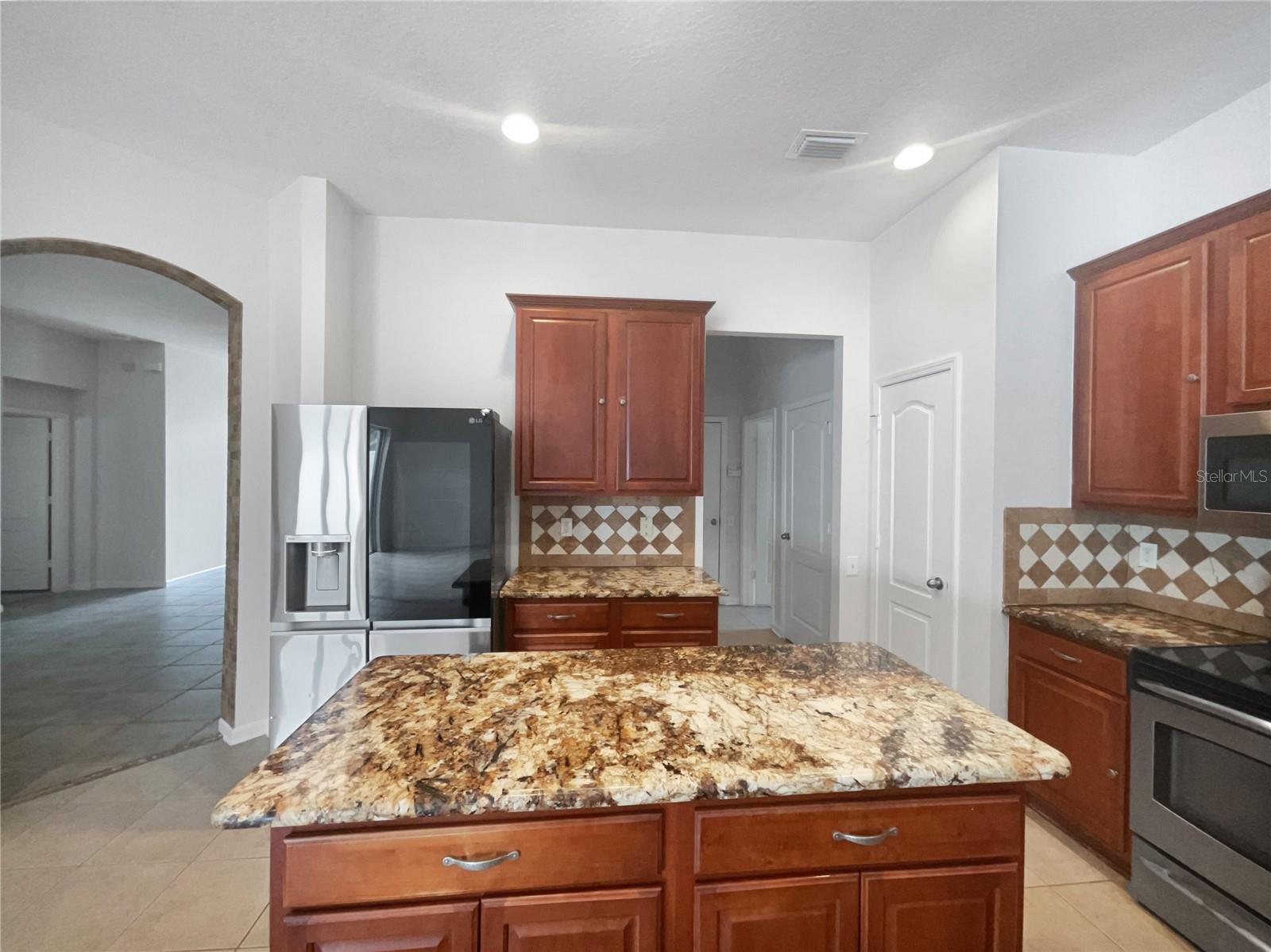 Listing photo id 10 for 2046 Heartland Circle