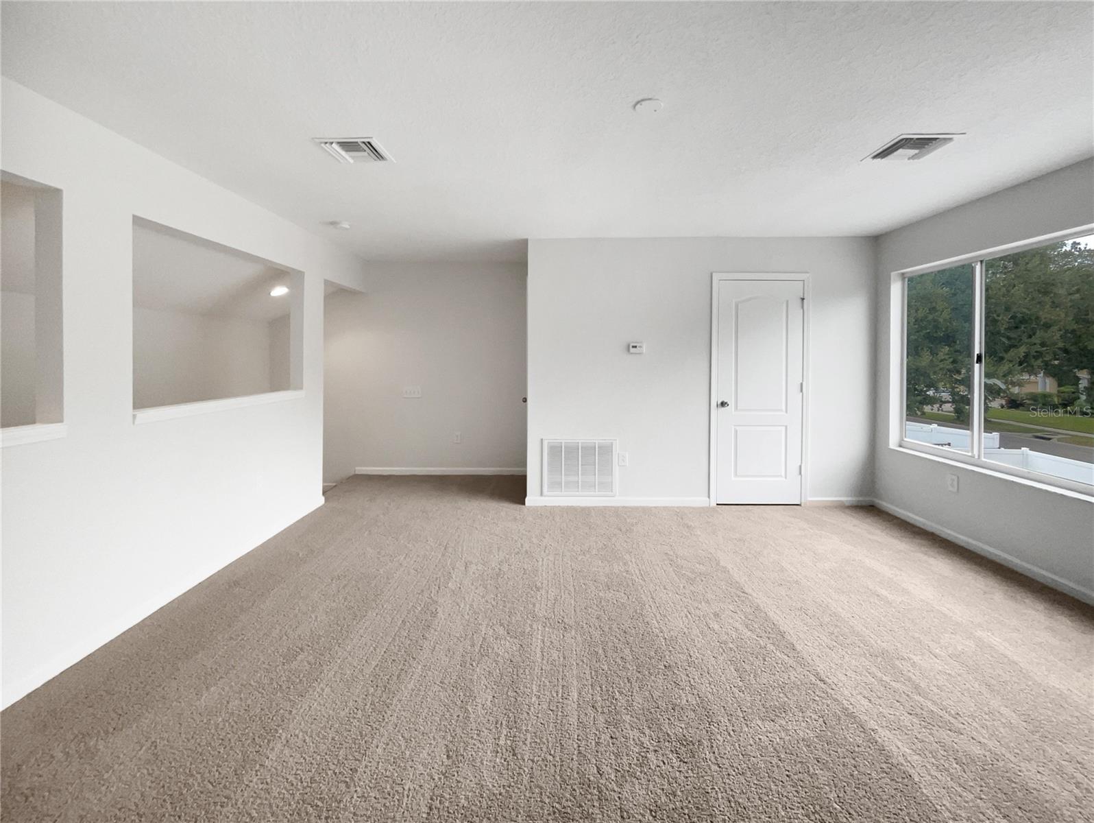 Listing photo id 17 for 2046 Heartland Circle