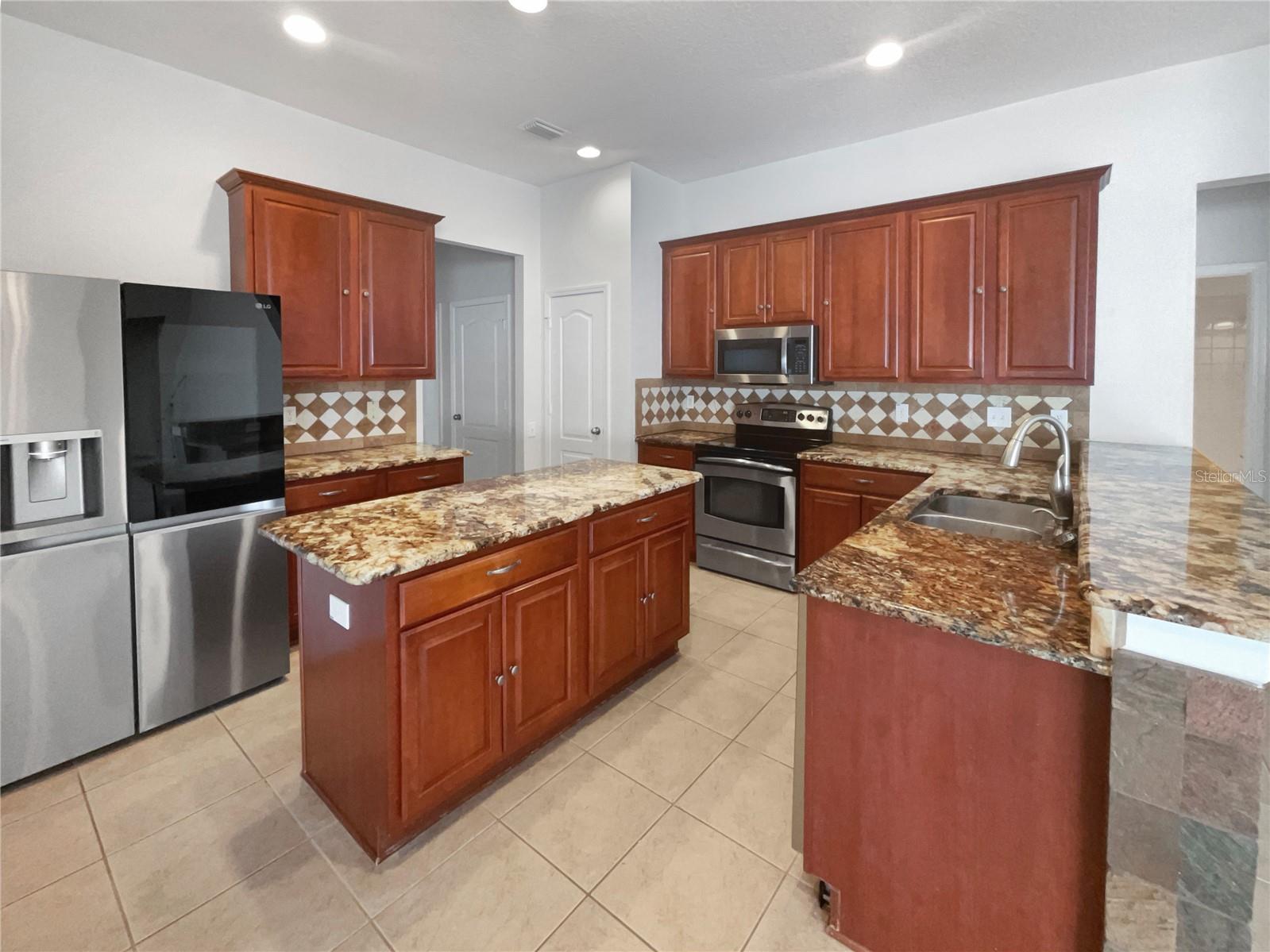 Listing photo id 0 for 2046 Heartland Circle