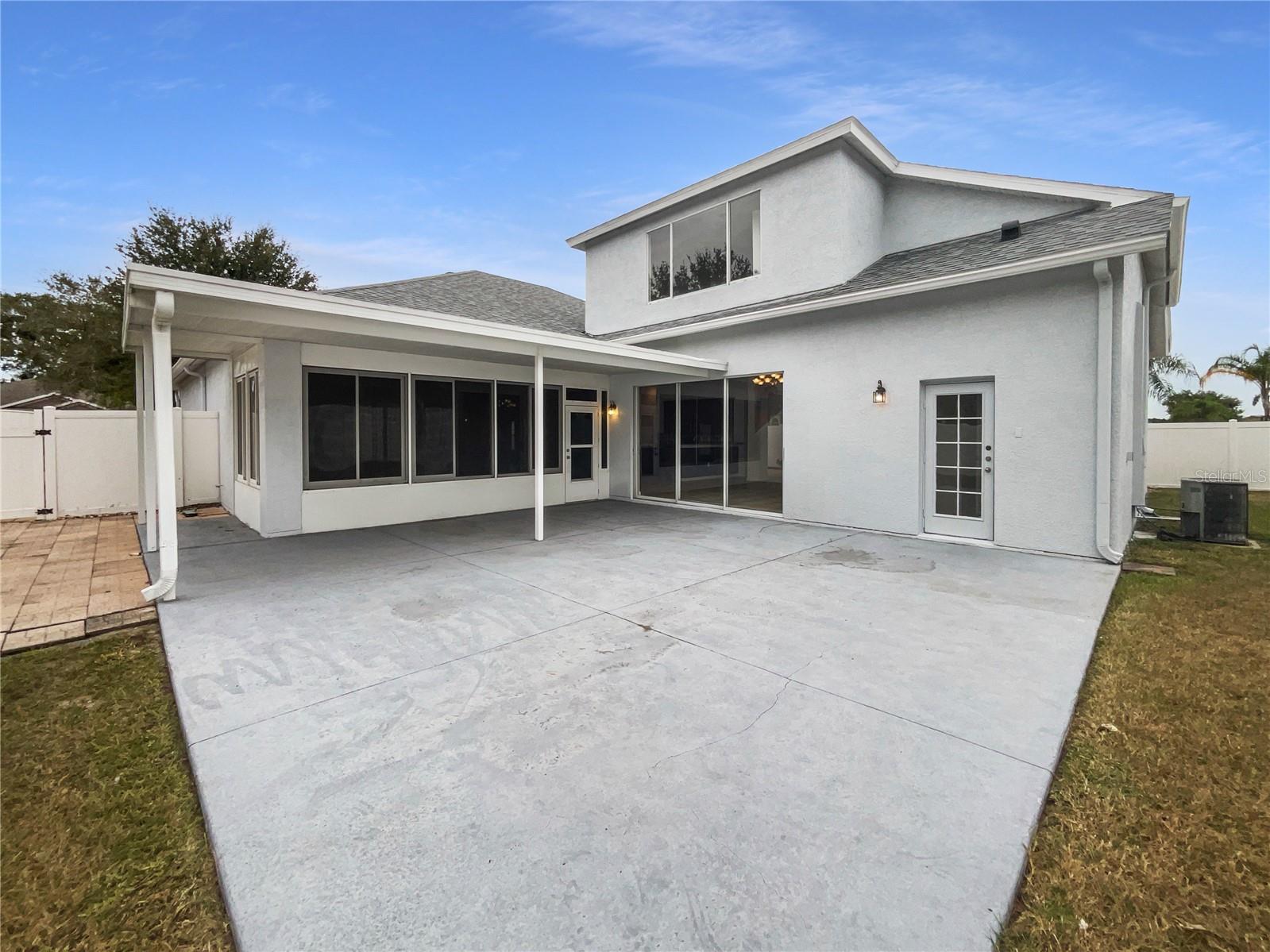 Listing photo id 3 for 2046 Heartland Circle