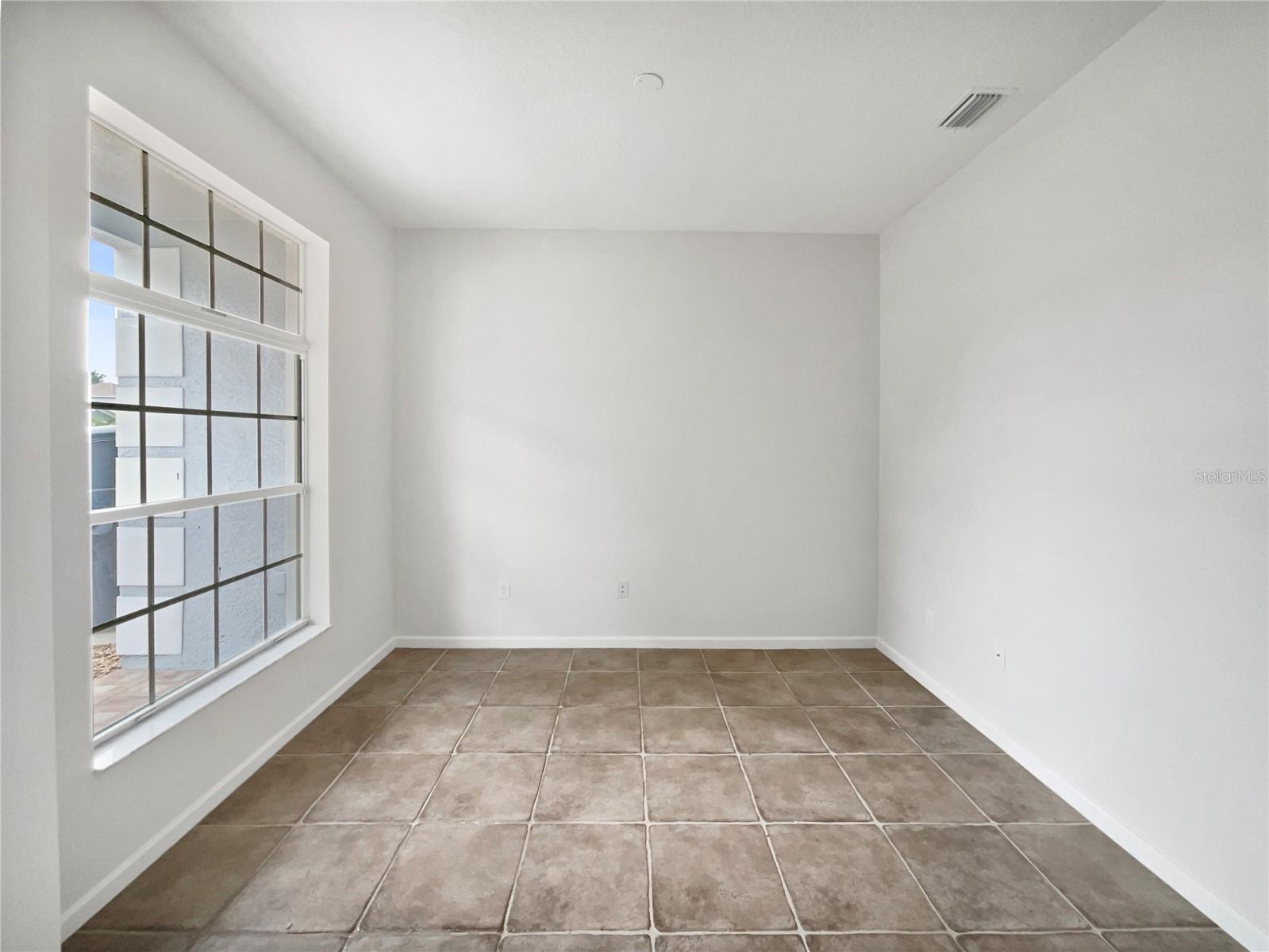 Listing photo id 6 for 2046 Heartland Circle