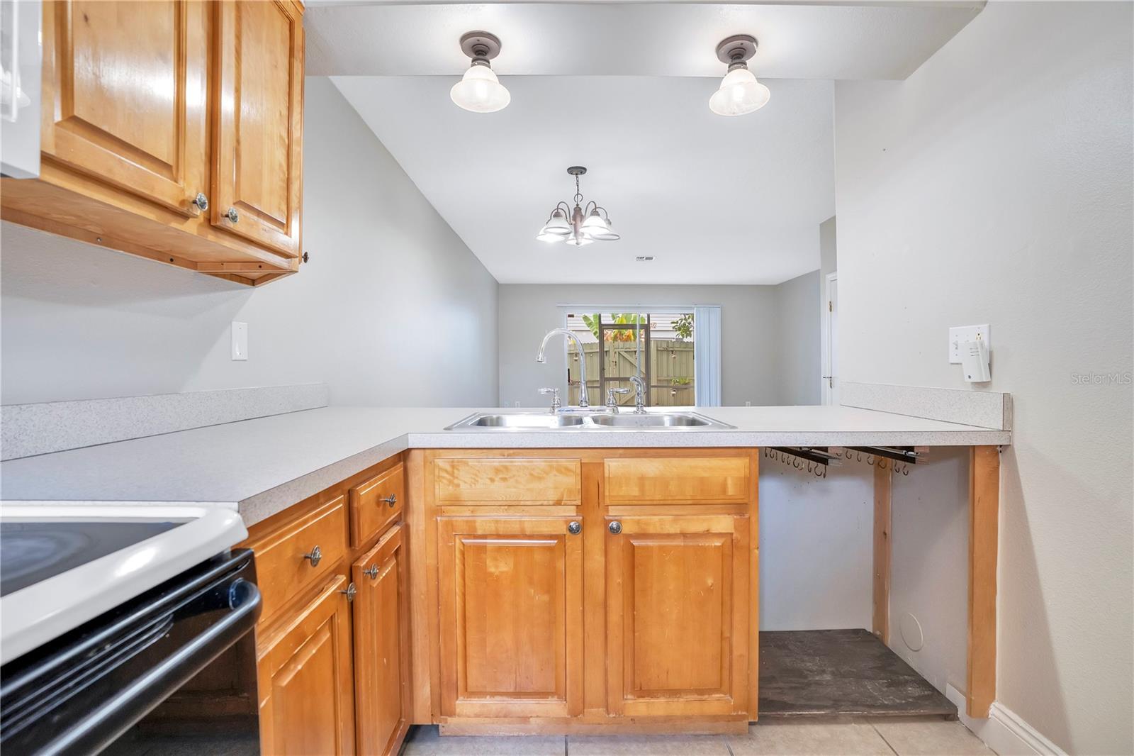 Image 12 of 35 For 1824 Amberly Avenue T8