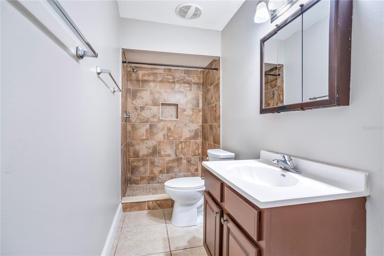 Image 19 of 35 For 1824 Amberly Avenue T8