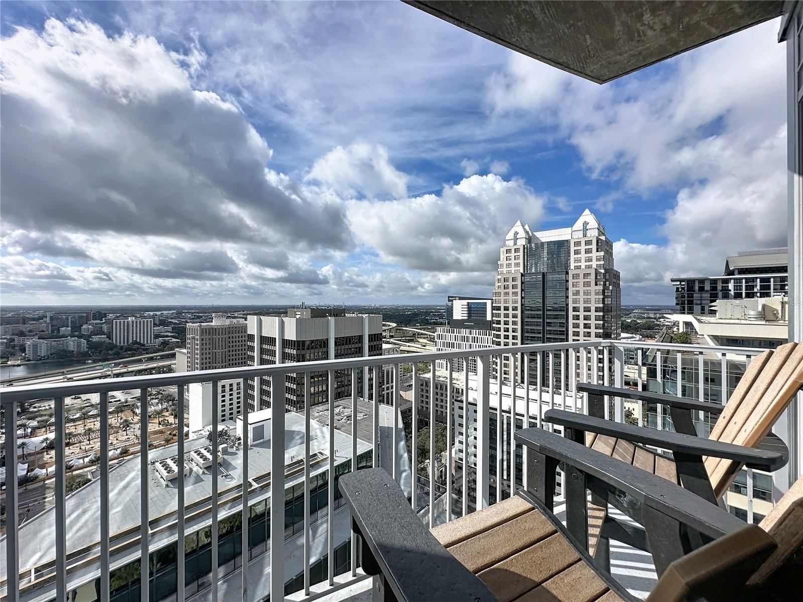 Image 17 of 36 For 155 Court Avenue 2502