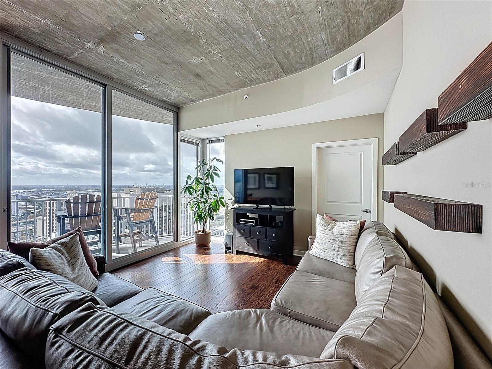 Image 4 of 36 For 155 Court Avenue 2502