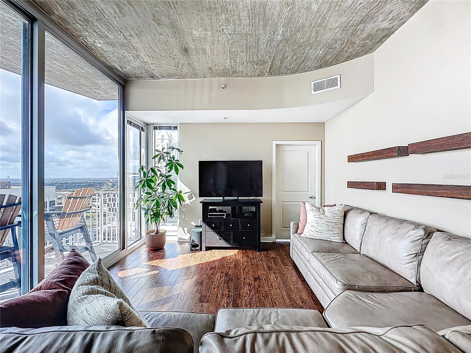 Image 7 of 36 For 155 Court Avenue 2502