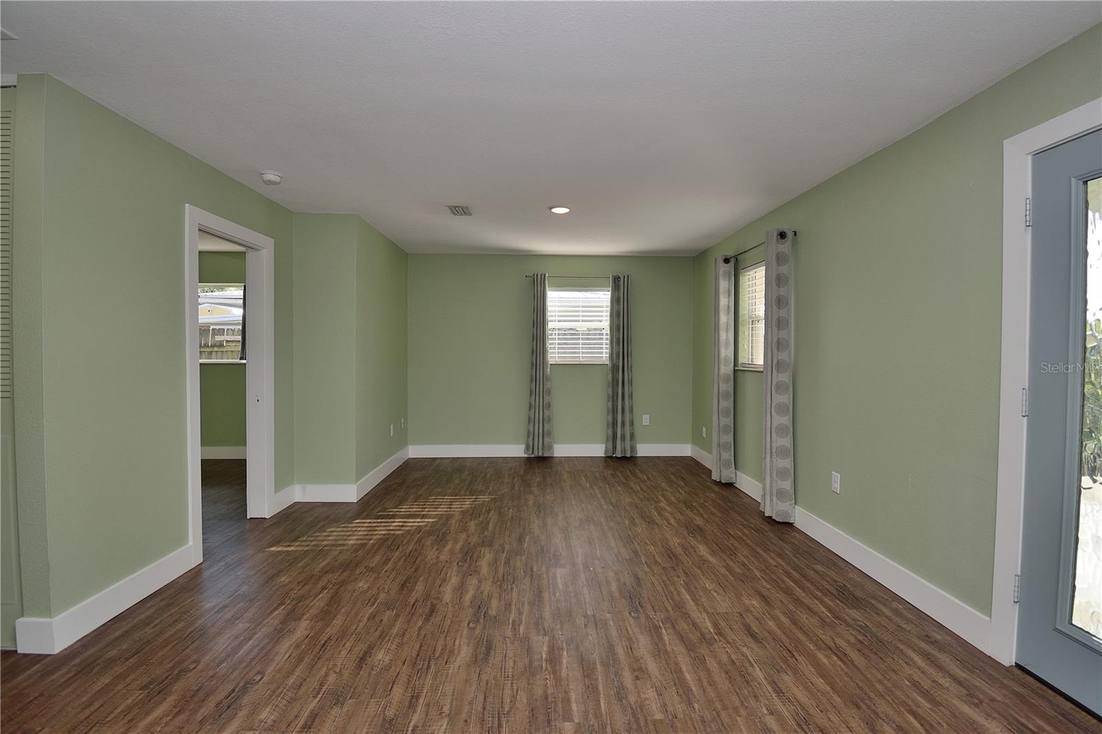 Image 4 of 28 For 833 Chickasaw Avenue