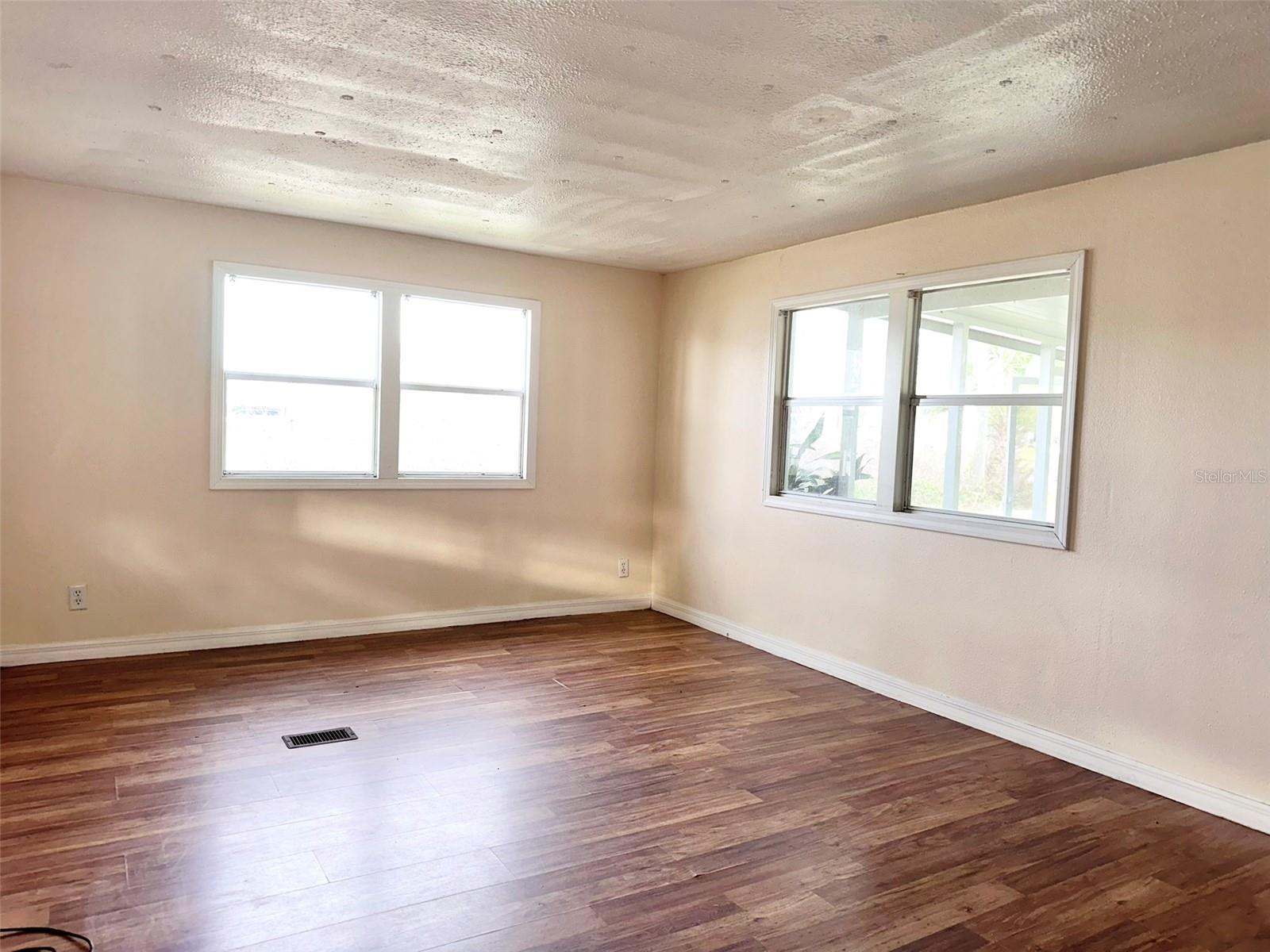 Image 10 of 19 For 5011 Oak Lane