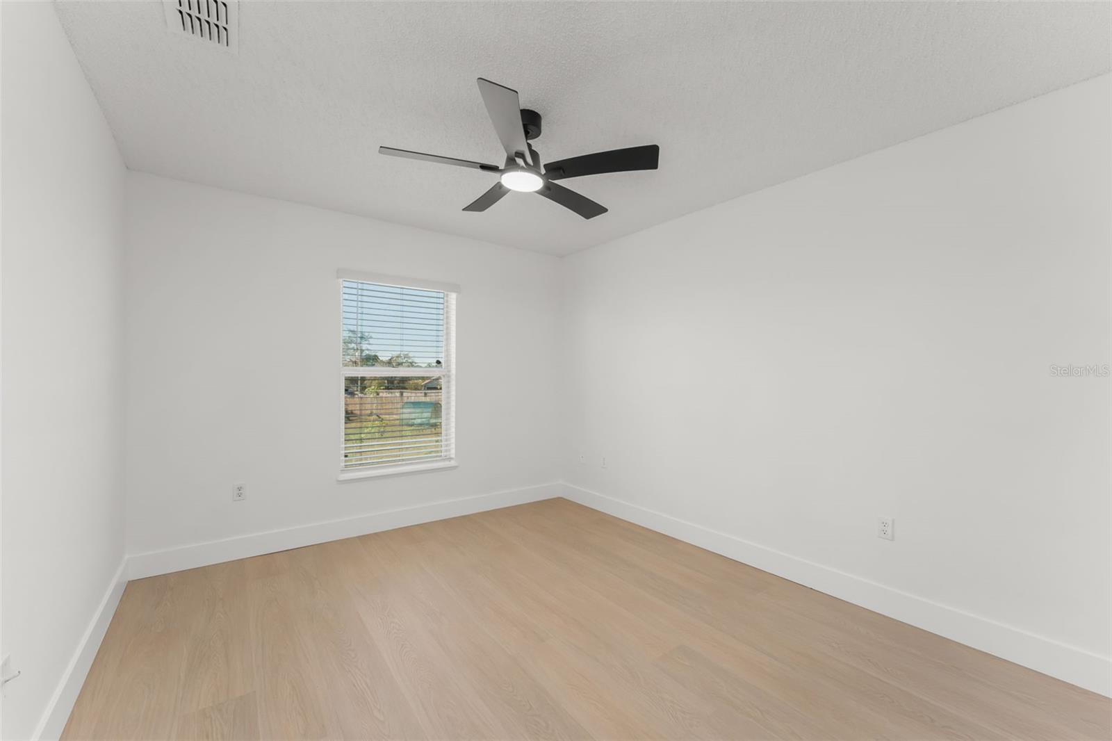 Image 21 of 32 For 2661 Howland Boulevard