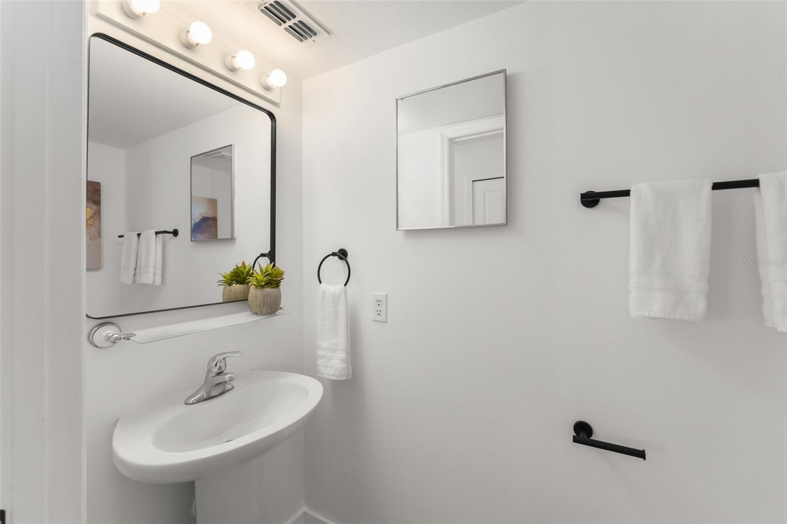 Image 8 of 32 For 2661 Howland Boulevard