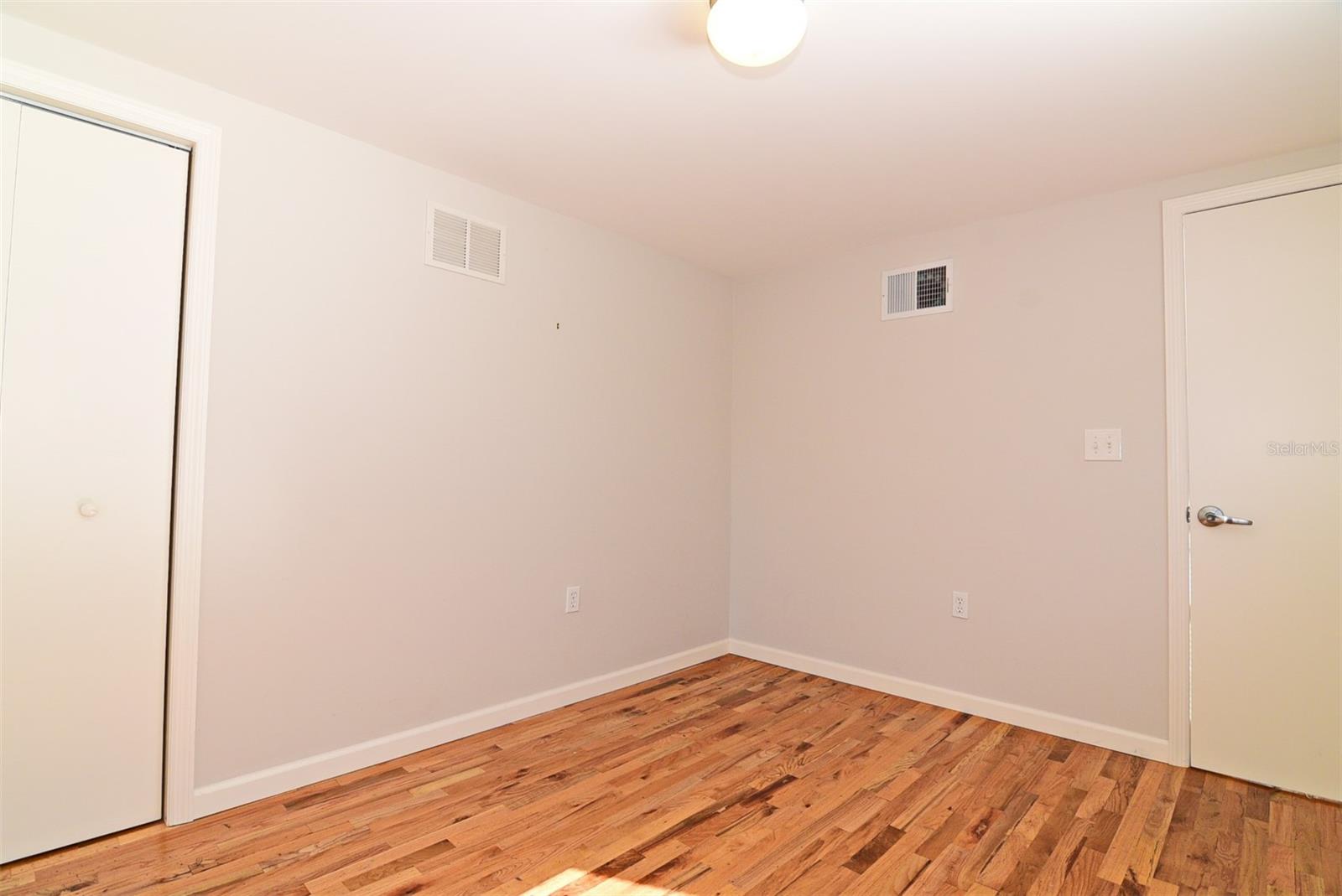 Image 11 of 33 For 1319 Francis Avenue