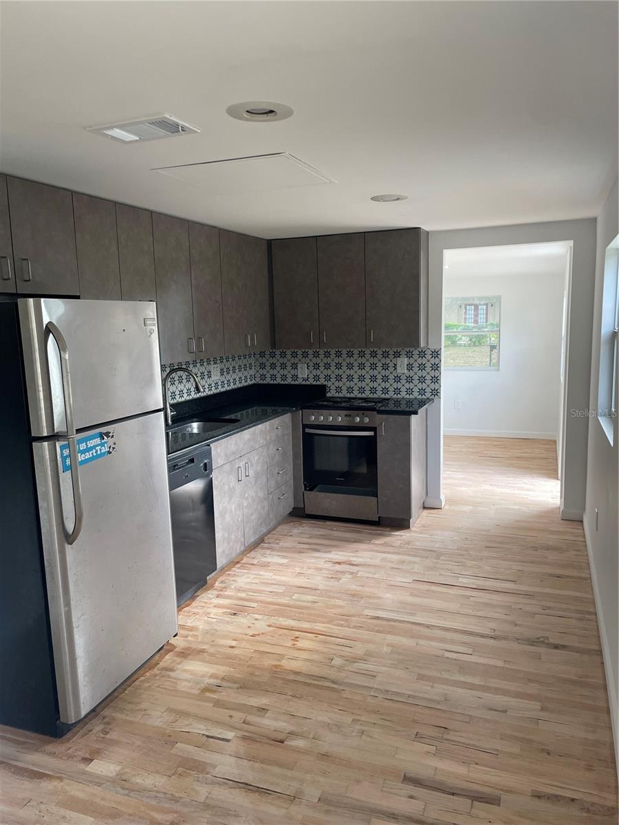 Image 5 of 33 For 1319 Francis Avenue