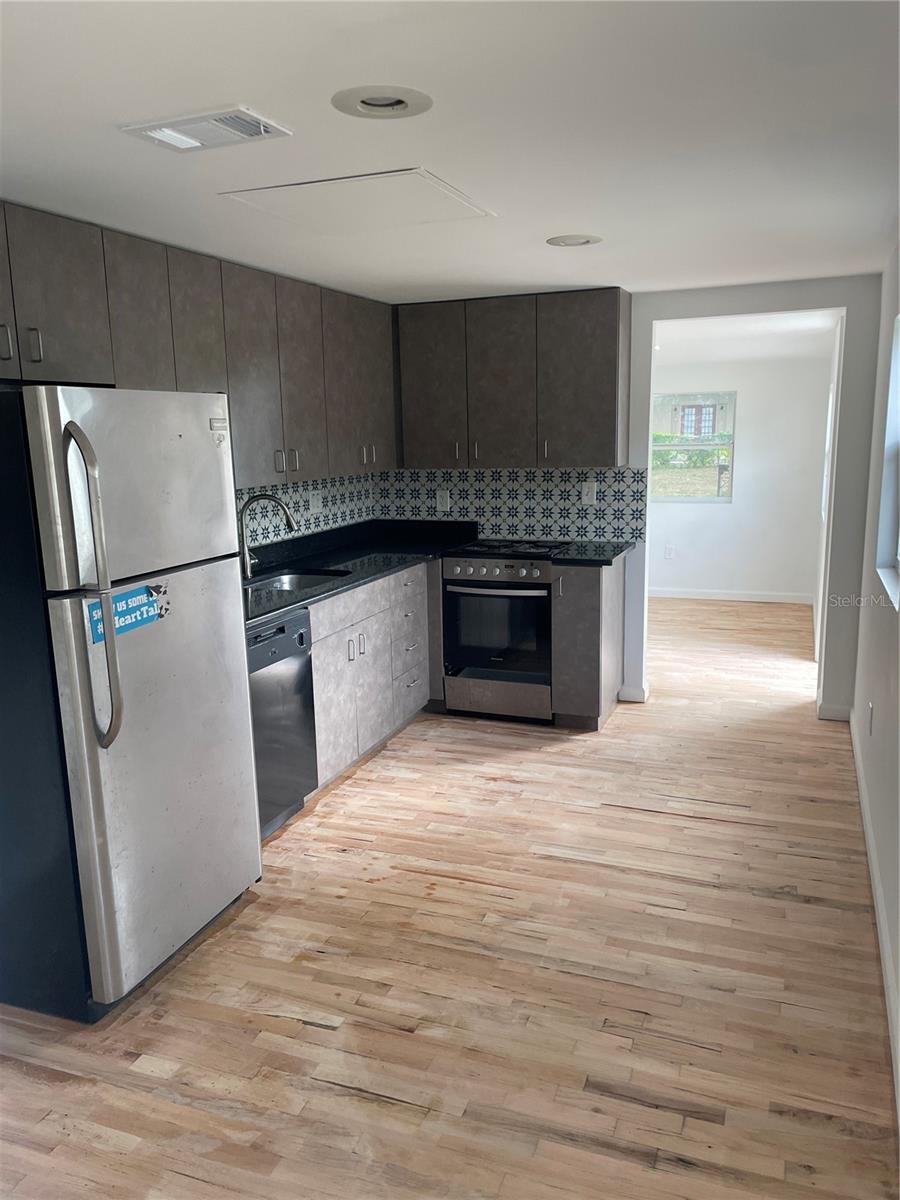 Image 6 of 33 For 1319 Francis Avenue