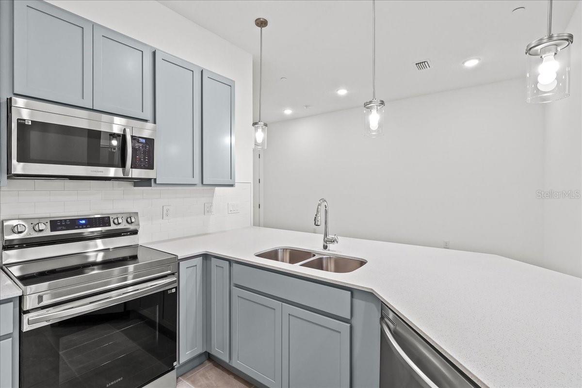 Image 18 of 43 For 10525 Ebb Tide Lane