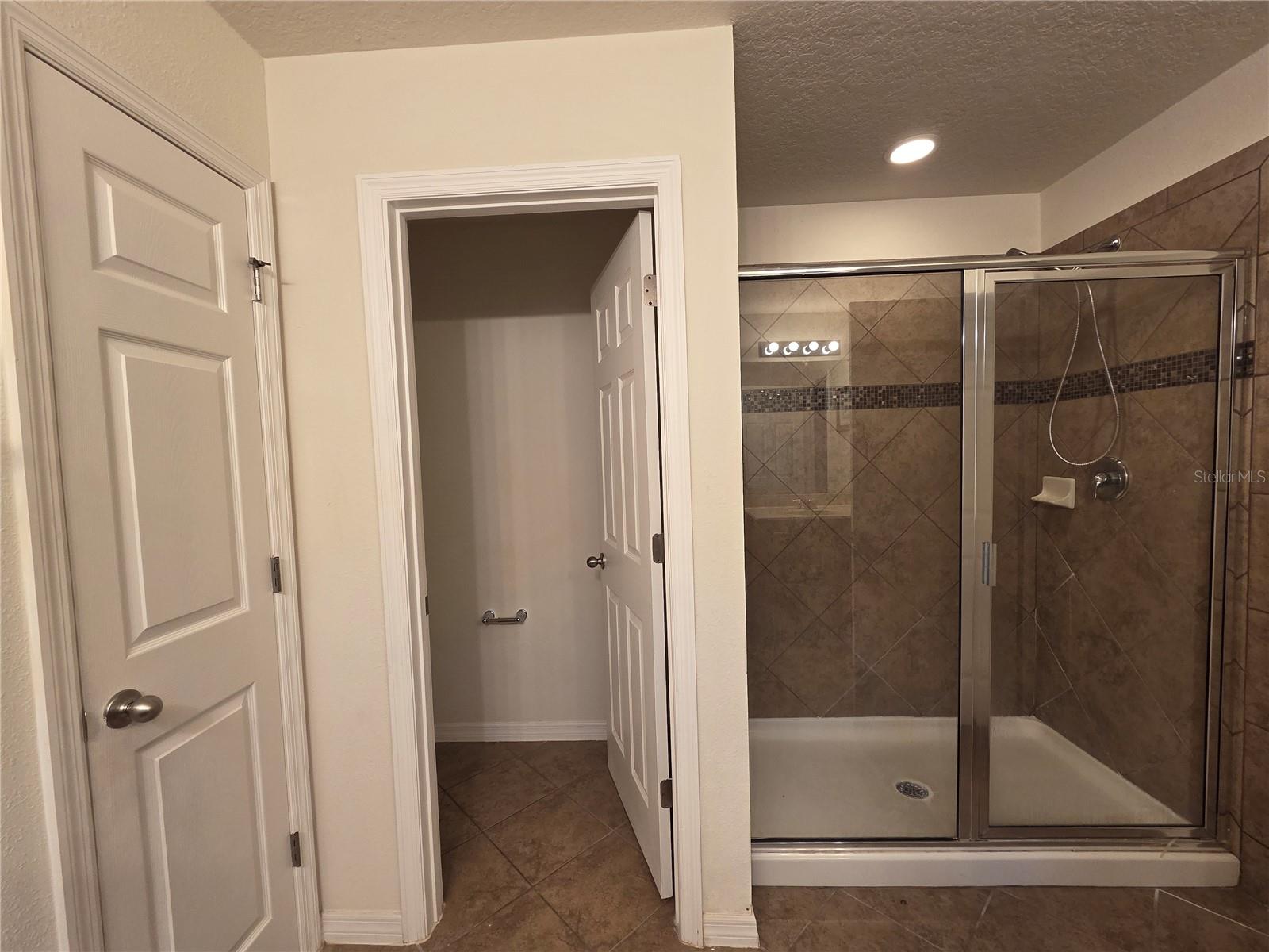 Image 33 of 61 For 11842 Silverlake Park Drive