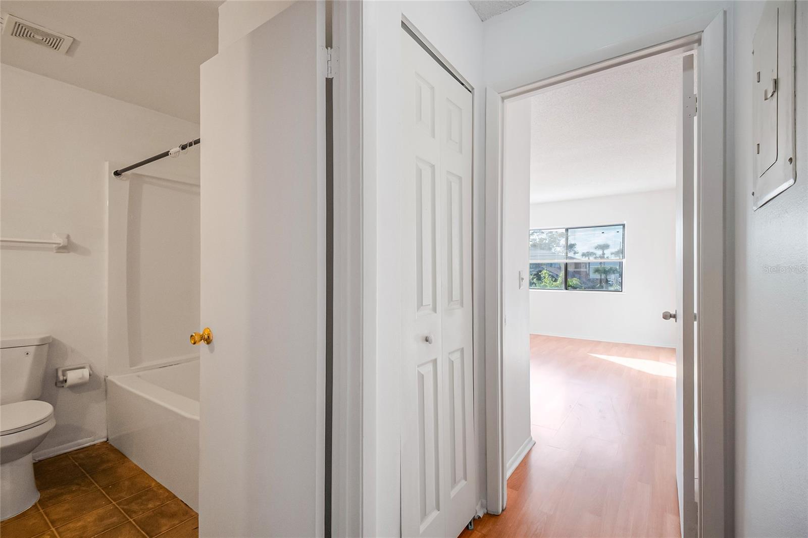 Image 10 of 52 For 646 Kenwick Circle 204