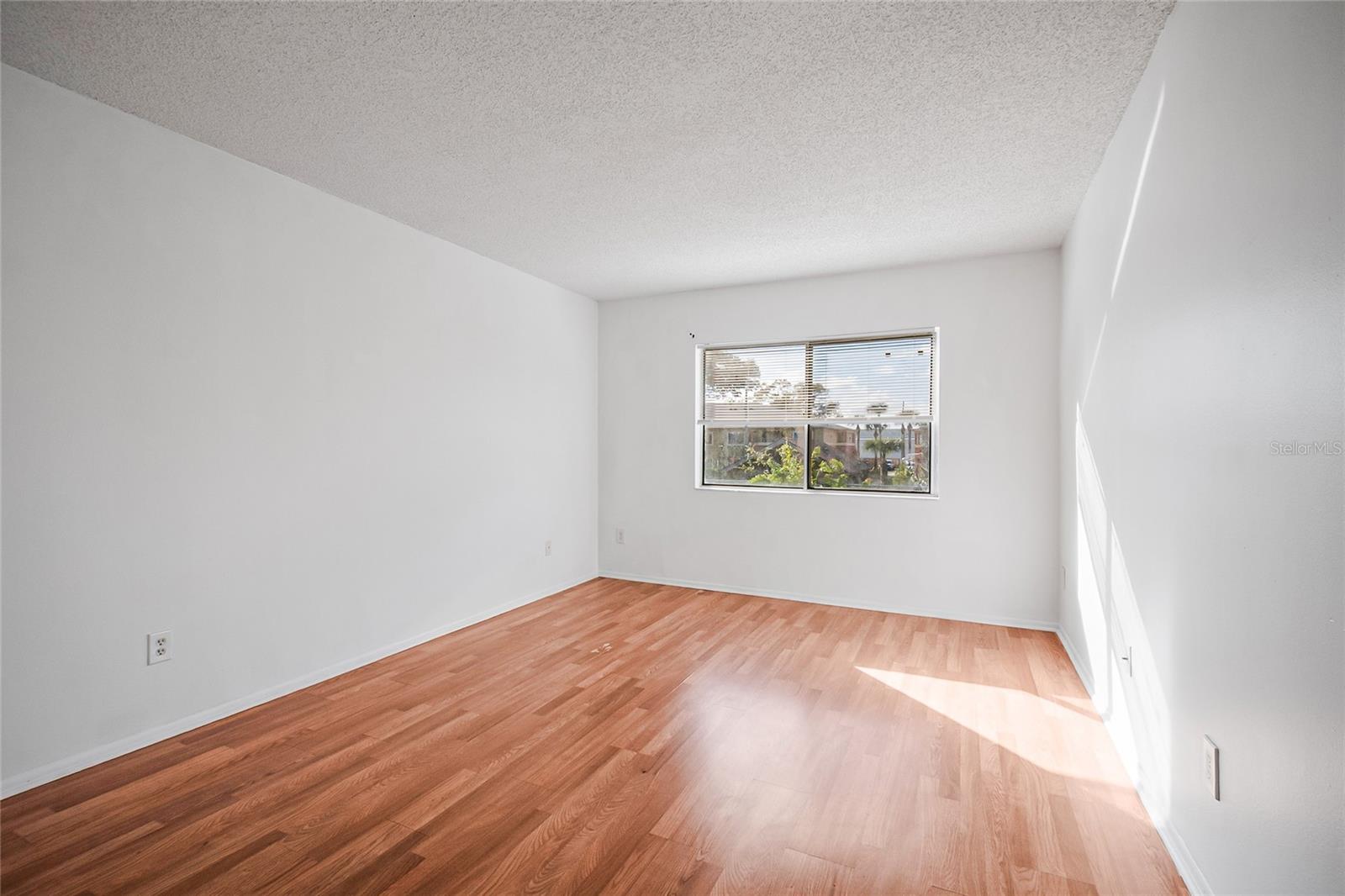 Image 13 of 52 For 646 Kenwick Circle 204