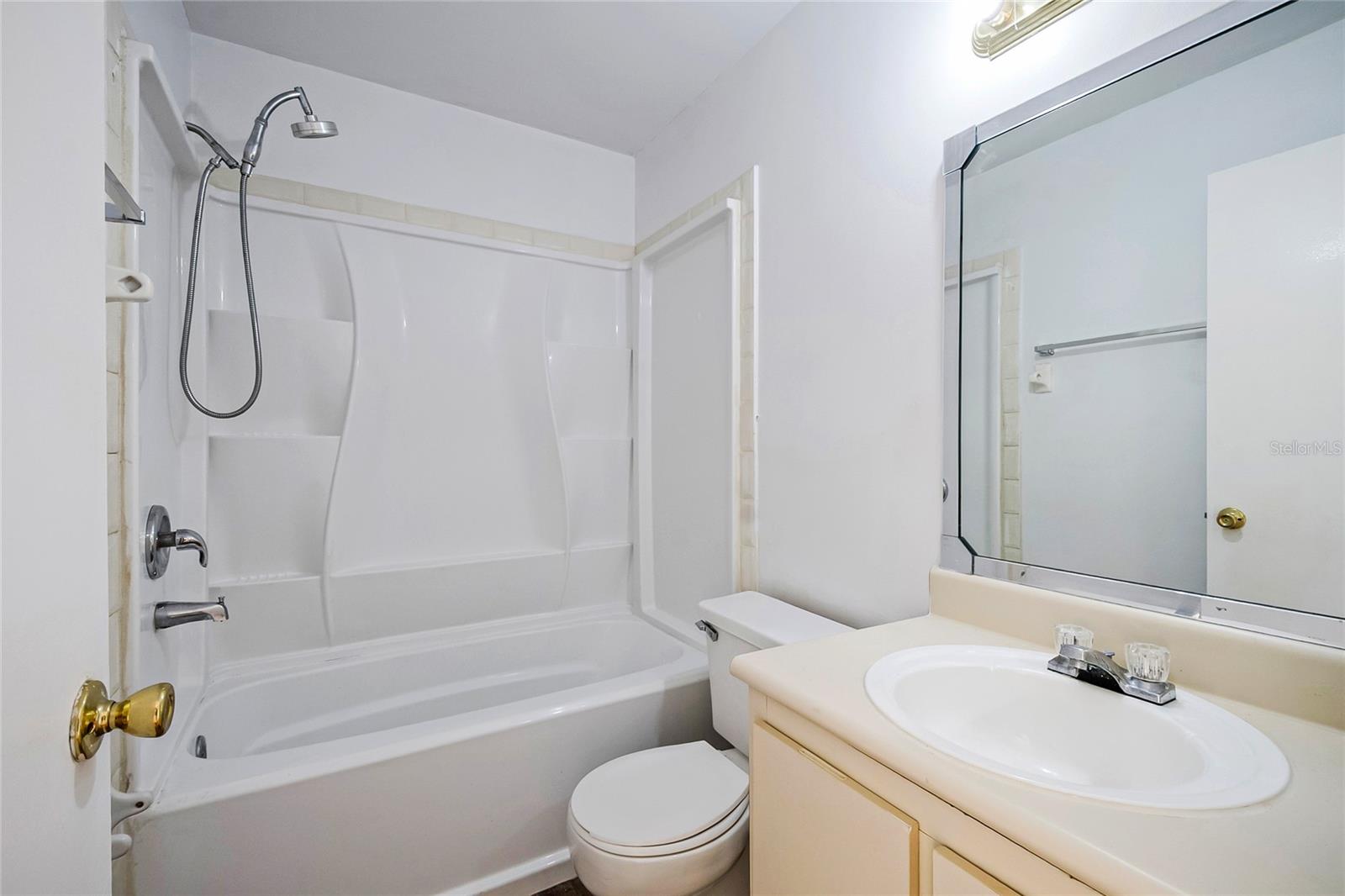 Image 17 of 52 For 646 Kenwick Circle 204