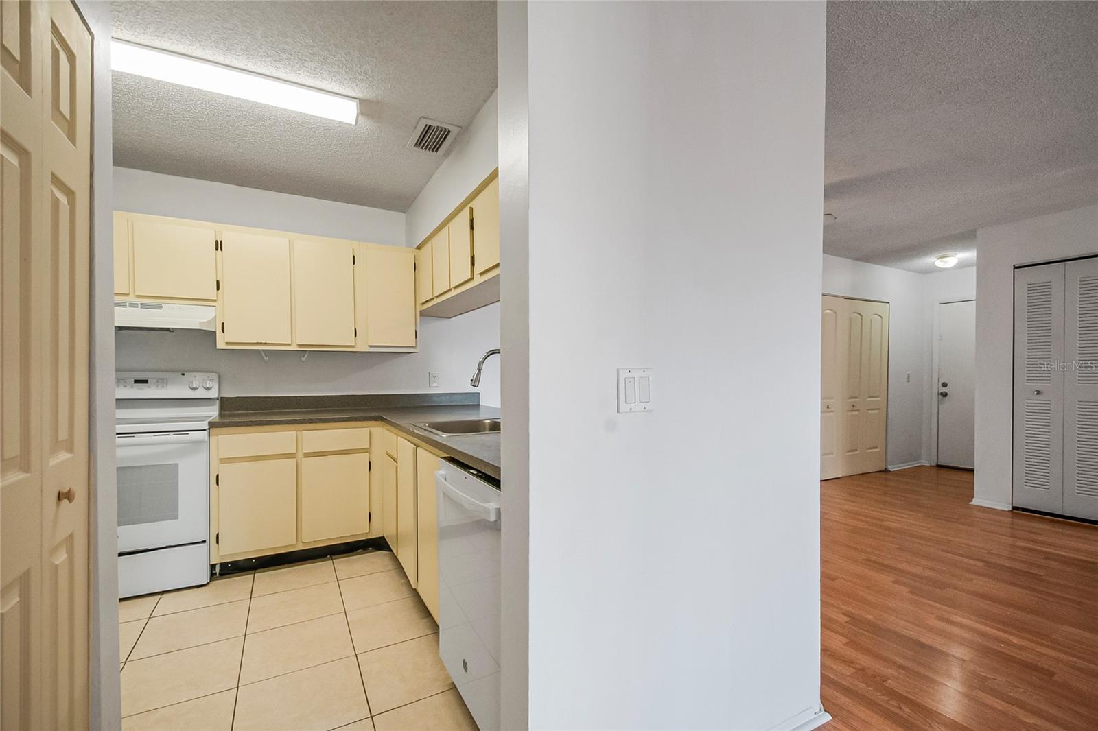 Image 22 of 52 For 646 Kenwick Circle 204