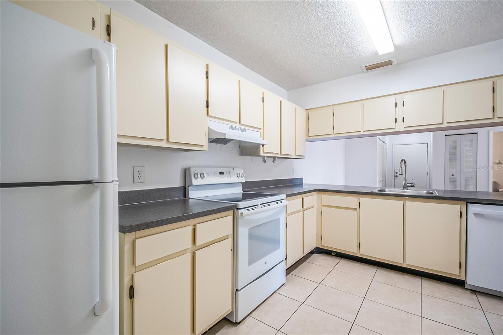 Image 26 of 52 For 646 Kenwick Circle 204