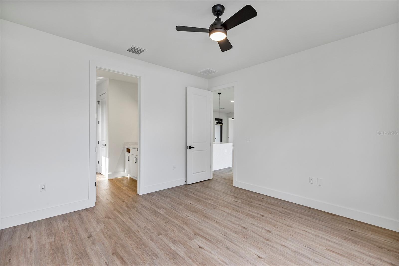 Image 31 of 52 For 72 Shoreland Street