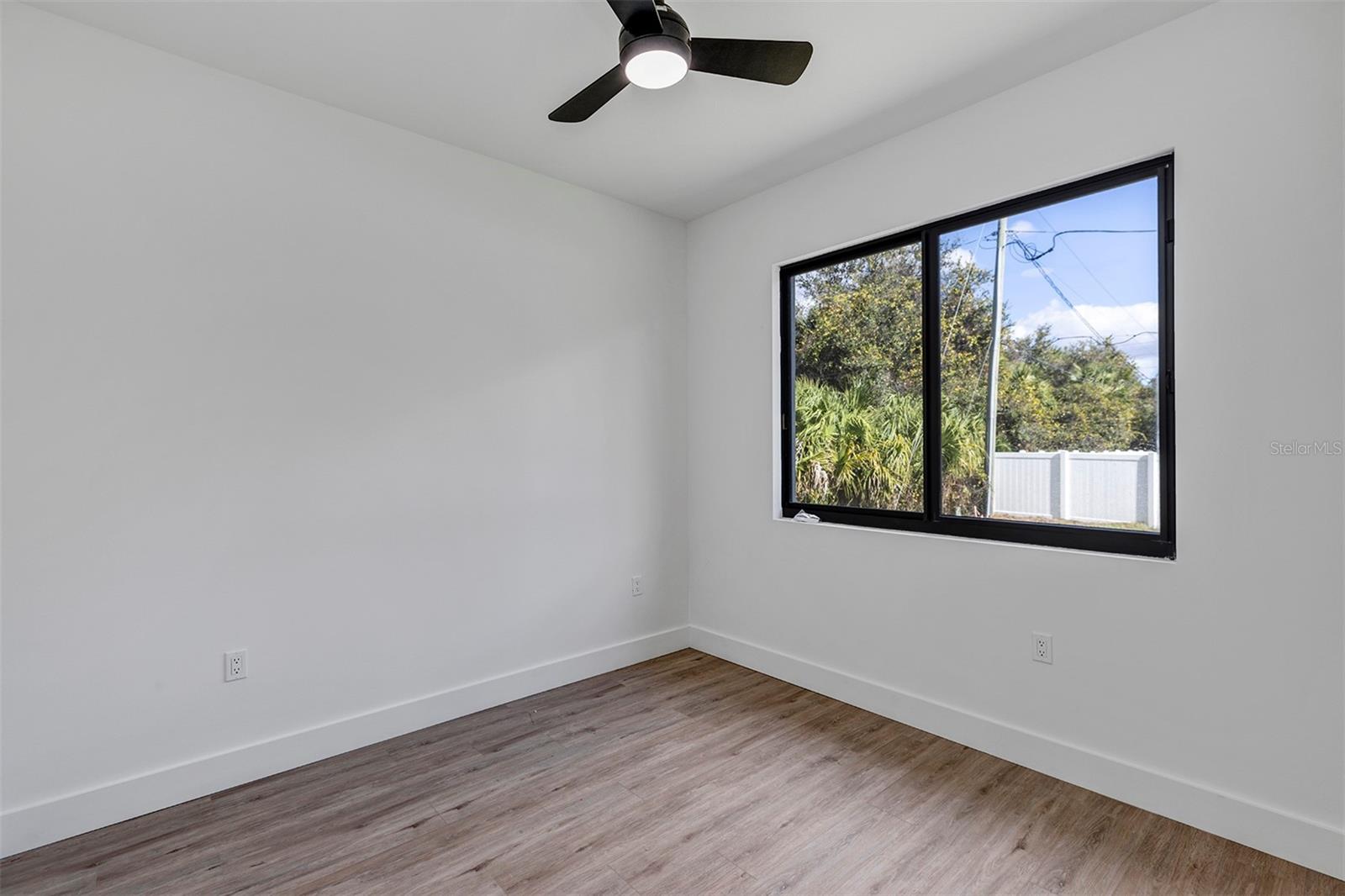 Image 38 of 52 For 72 Shoreland Street