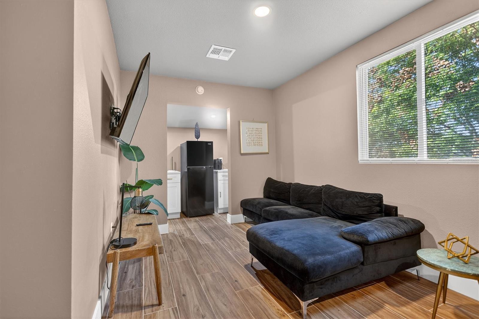 Image 11 of 48 For 917 Mack Avenue